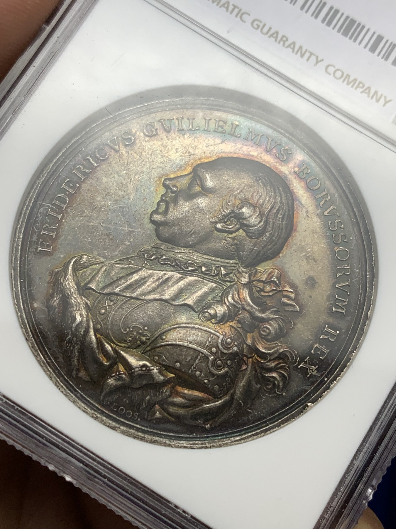 《竞宝斋》第198场-周日，周一 2场 (全场包邮) NGC MS60 德国 普鲁士1786 威廉二世  大银章，登基年份  铭文:向柏林的库尔马克-勃兰登堡致敬 深彩金包浆 状态品种都非常难得 外拍裸章将近7000成交