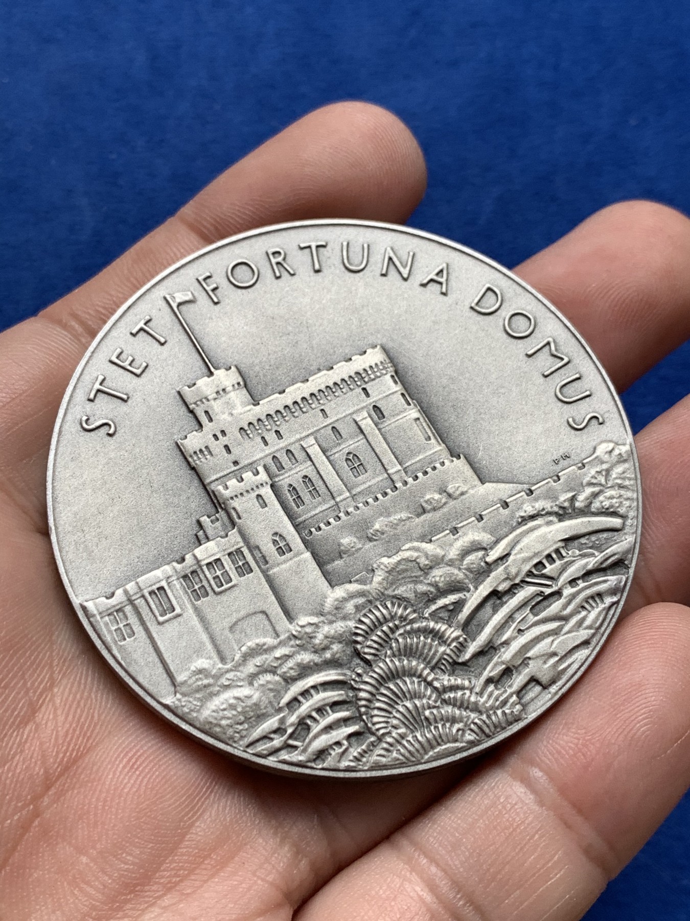 《竞宝斋》第198场-周日，周一 2场 (全场包邮) 1935年乔治五世加冕纪念大银章，MATEE工艺，好品相带原盒，57mm，86.4g