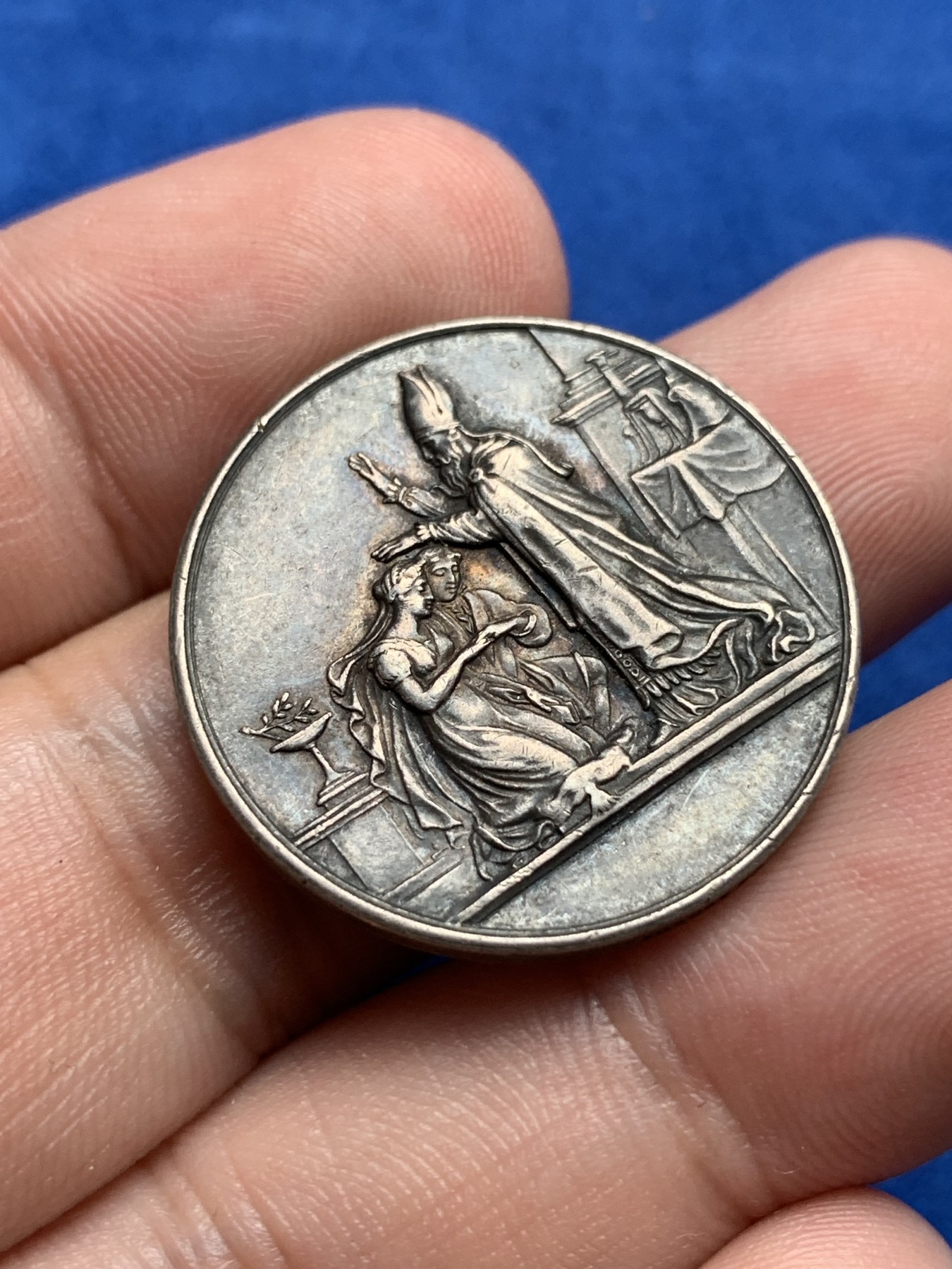 《竞宝斋》第198场-周日，周一 2场 (全场包邮) 法国 1880-1898年 银质 婚章 深彩包浆 神父细节都非常好  10.2克  27.3mm直径 丰饶角边铭 带银标