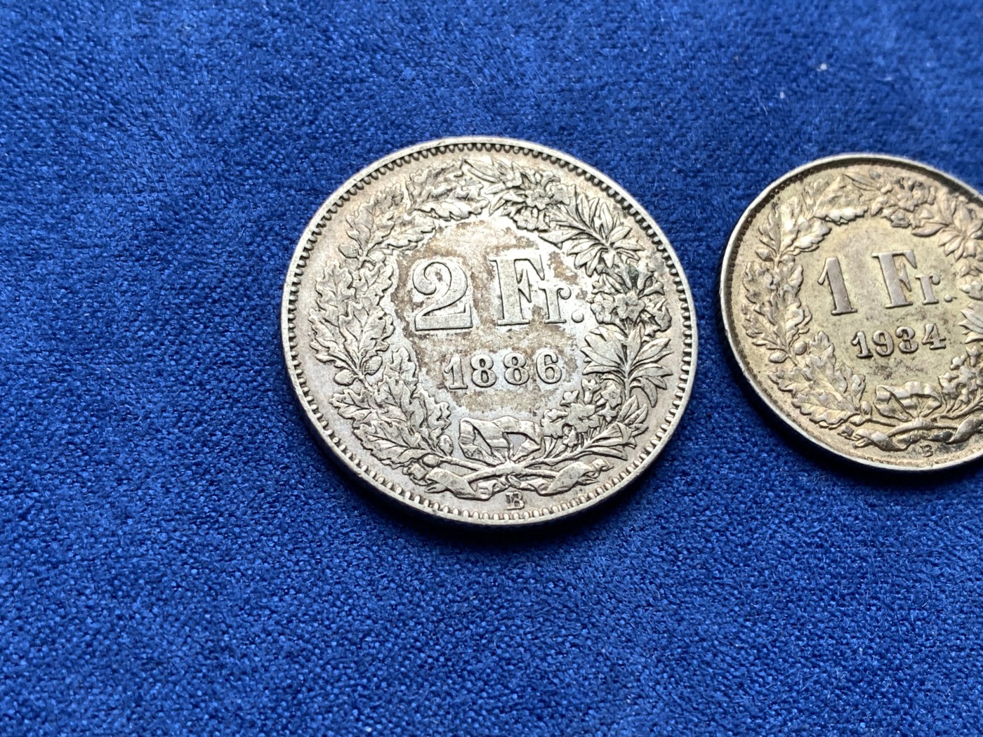 《竞宝斋》第198场-周日，周一 2场 (全场包邮) 两枚一组 瑞士雪山女神银币1934年1法郎+早期1886年2法郎