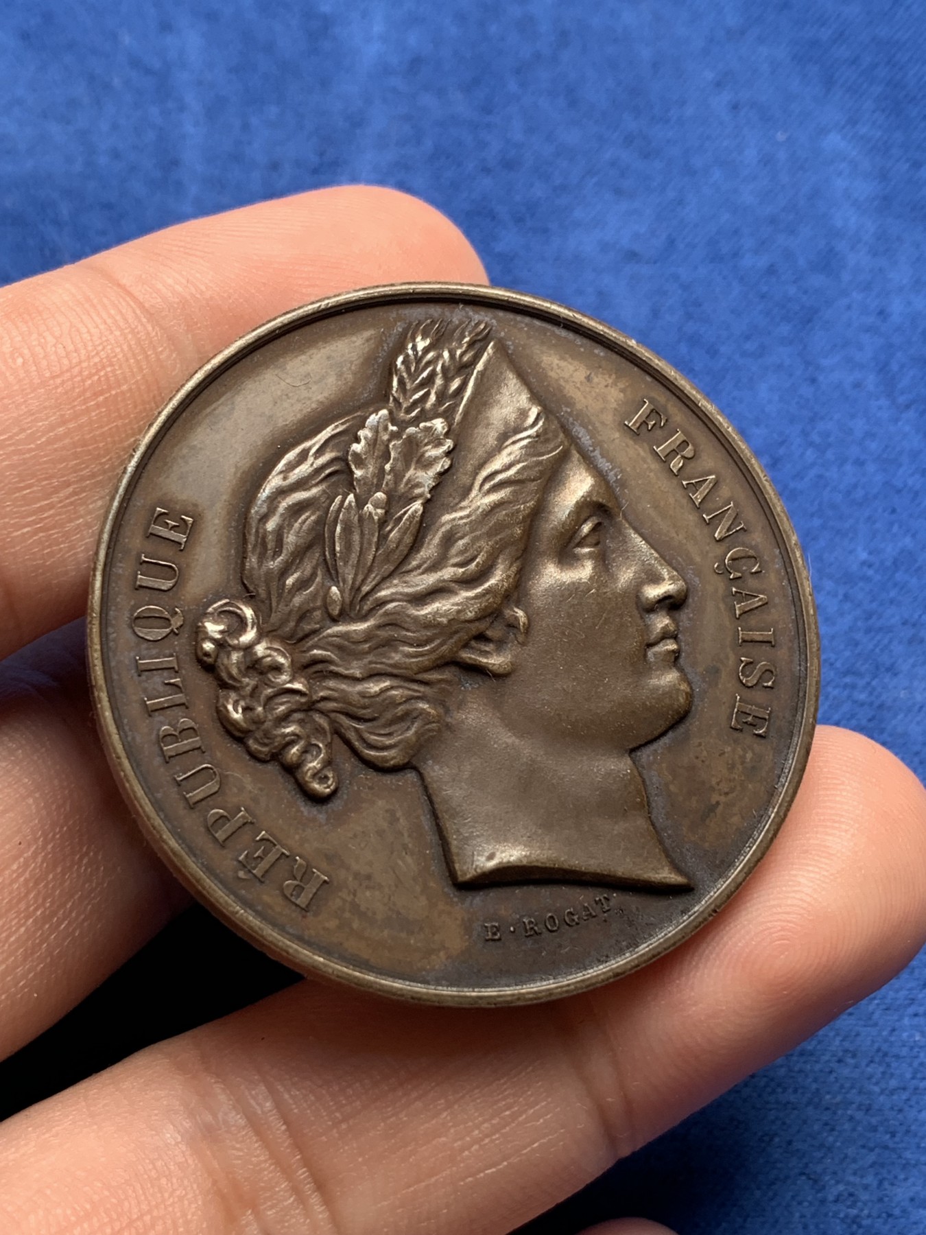 《竞宝斋》第198场-周日，周一 2场 (全场包邮) 法国 1860-1879 玛丽安娜银章 路易大帝高中大会紫彩包浆漂亮  41.1ⅹ3.5mm 38g 蜜蜂边铭银标