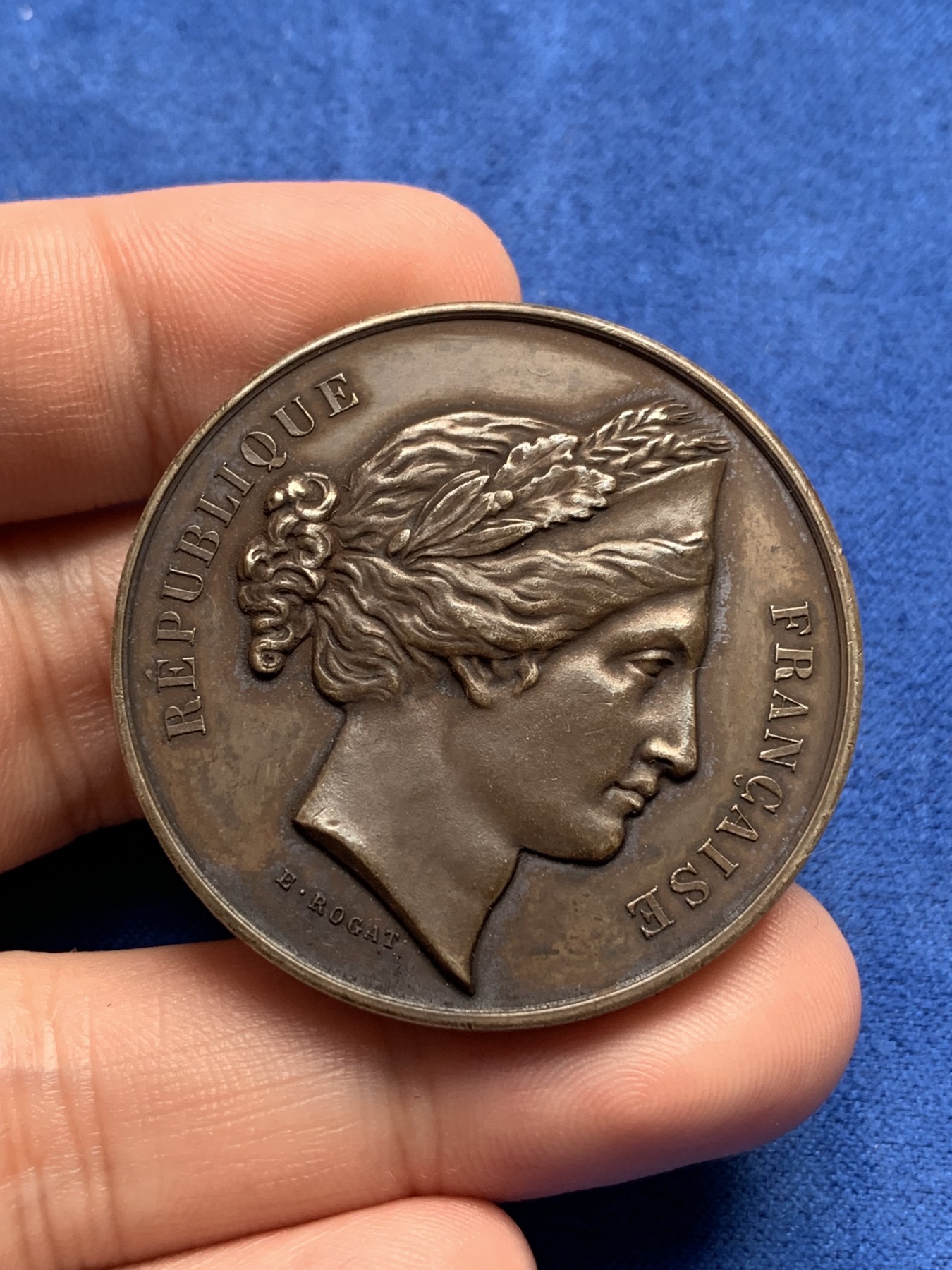 《竞宝斋》第198场-周日，周一 2场 (全场包邮) 法国 1860-1879 玛丽安娜银章 路易大帝高中大会紫彩包浆漂亮  41.1ⅹ3.5mm 38g 蜜蜂边铭银标