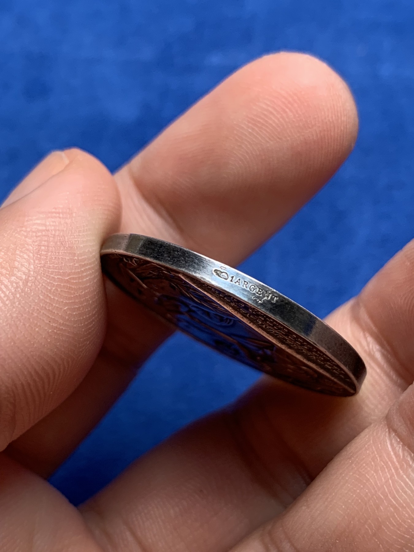 《竞宝斋》第198场-周日，周一 2场 (全场包邮) 法国 1880-1898年 银质 婚章 整体温润 背面带花体字母雕刻 比较少见  14.2克  30.2mm直径 丰饶角边铭 带银标