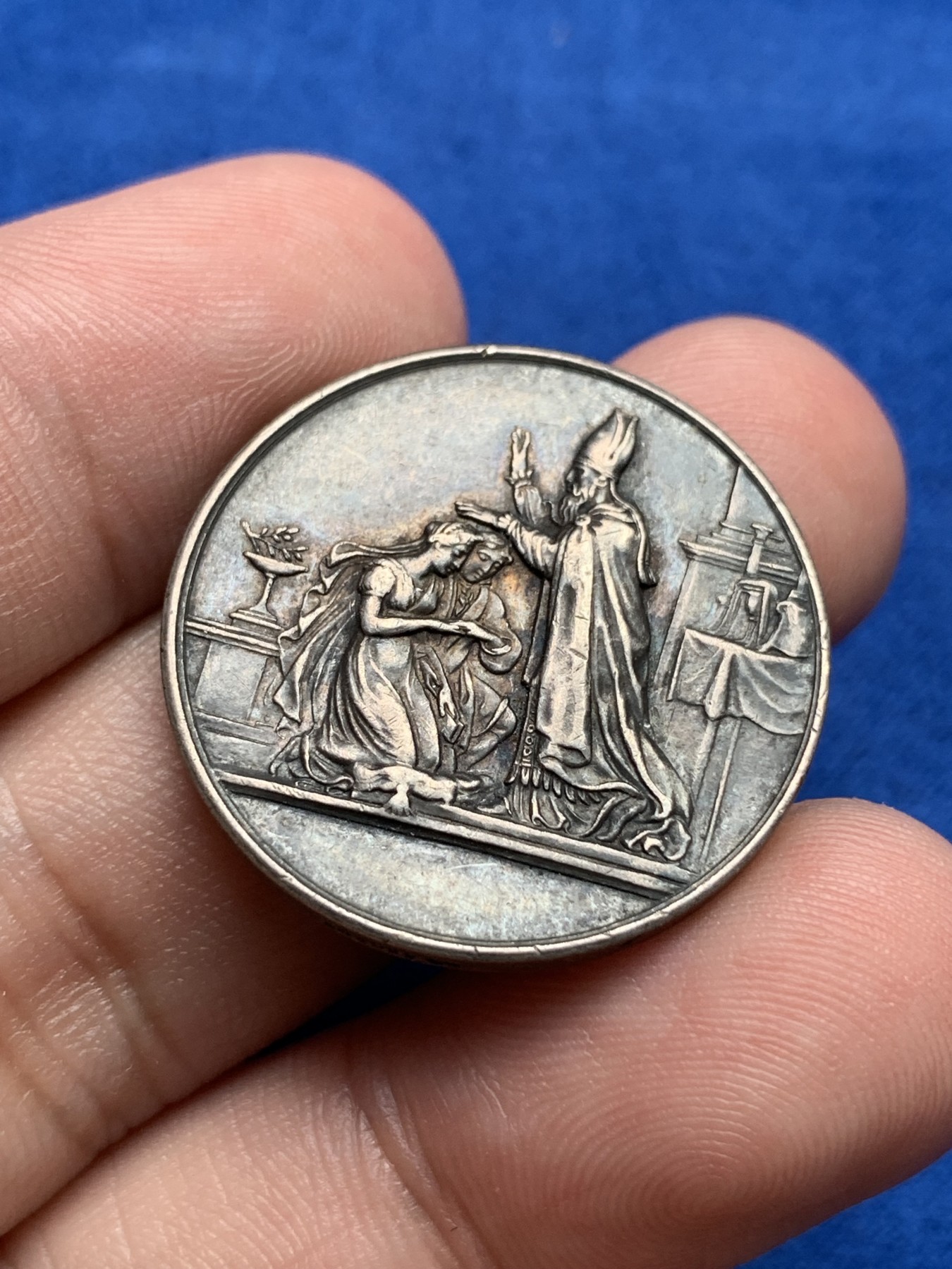 《竞宝斋》第198场-周日，周一 2场 (全场包邮) 法国 1880-1898年 银质 婚章 深彩包浆 神父细节都非常好  10.2克  27.3mm直径 丰饶角边铭 带银标