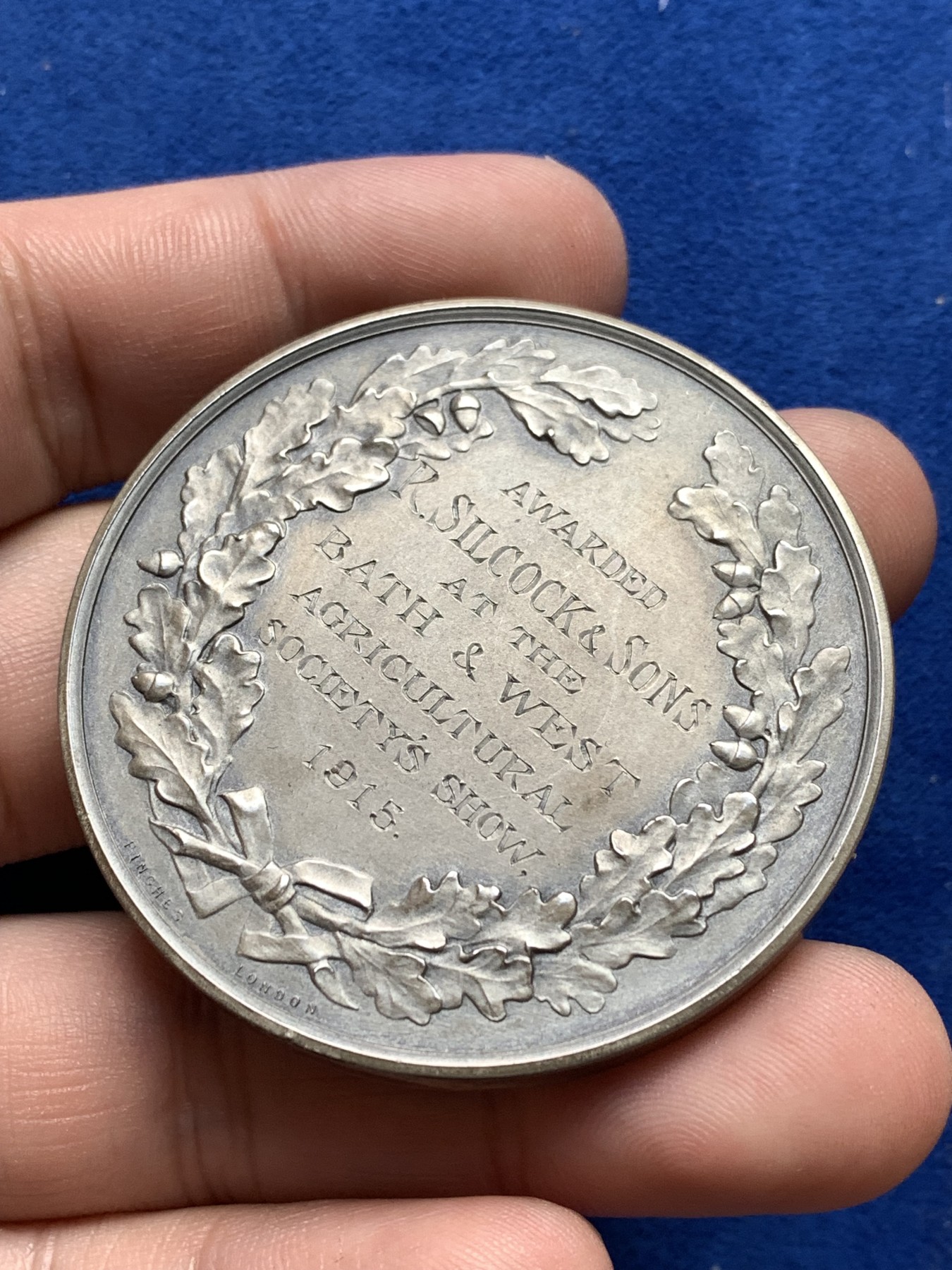 《竞宝斋》第198场-周日，周一 2场 (全场包邮) 1915年乔治五世纪念大银章，J.P London发行，章与盒子保存状态均很棒，51mm，62.8g