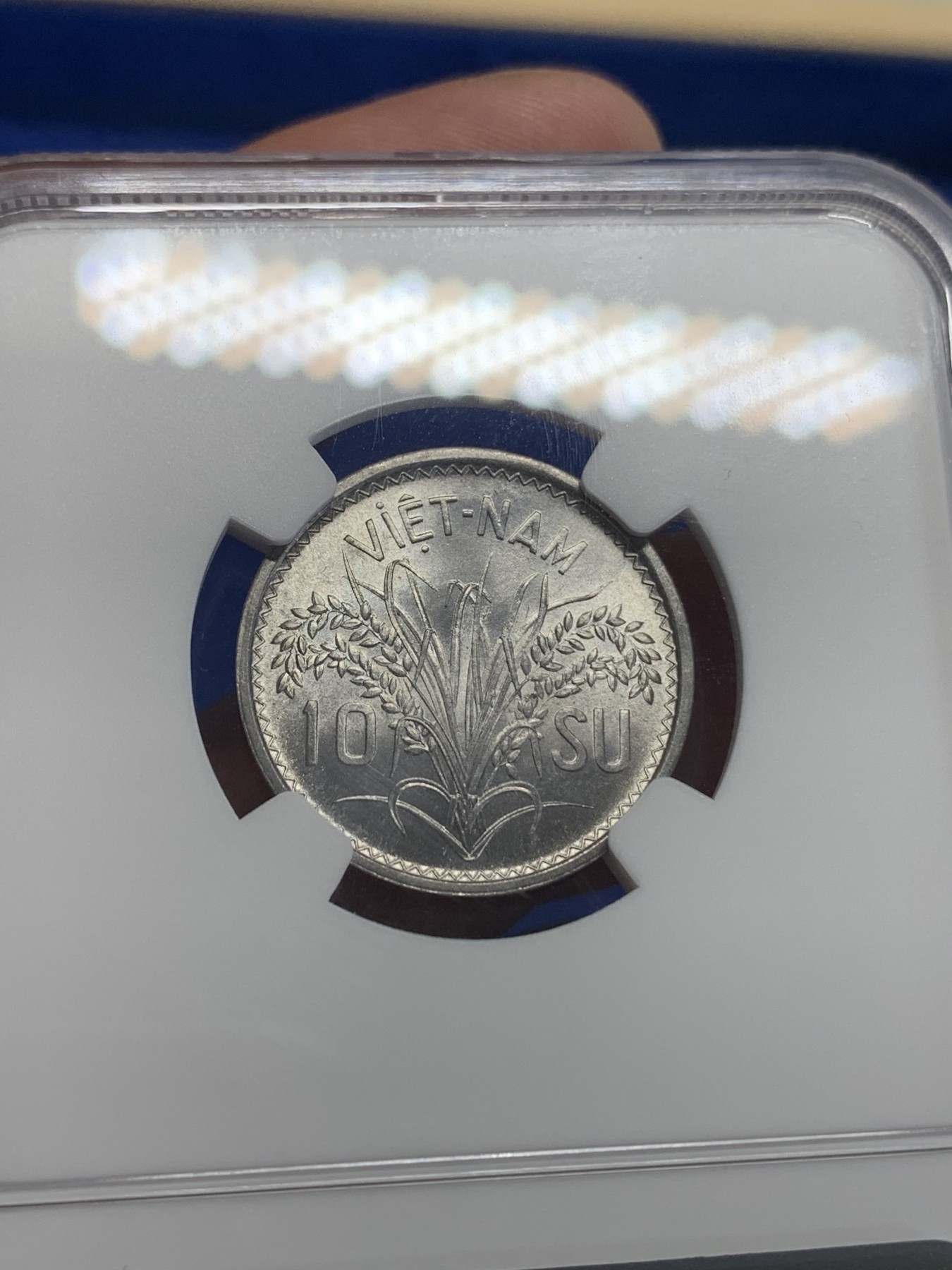 《竞宝斋》第198场-周日，周一 2场 (全场包邮) NGC MS65 越南1953年10SU铝币 三姐妹经典设计暴光好品 高分凑套必备！