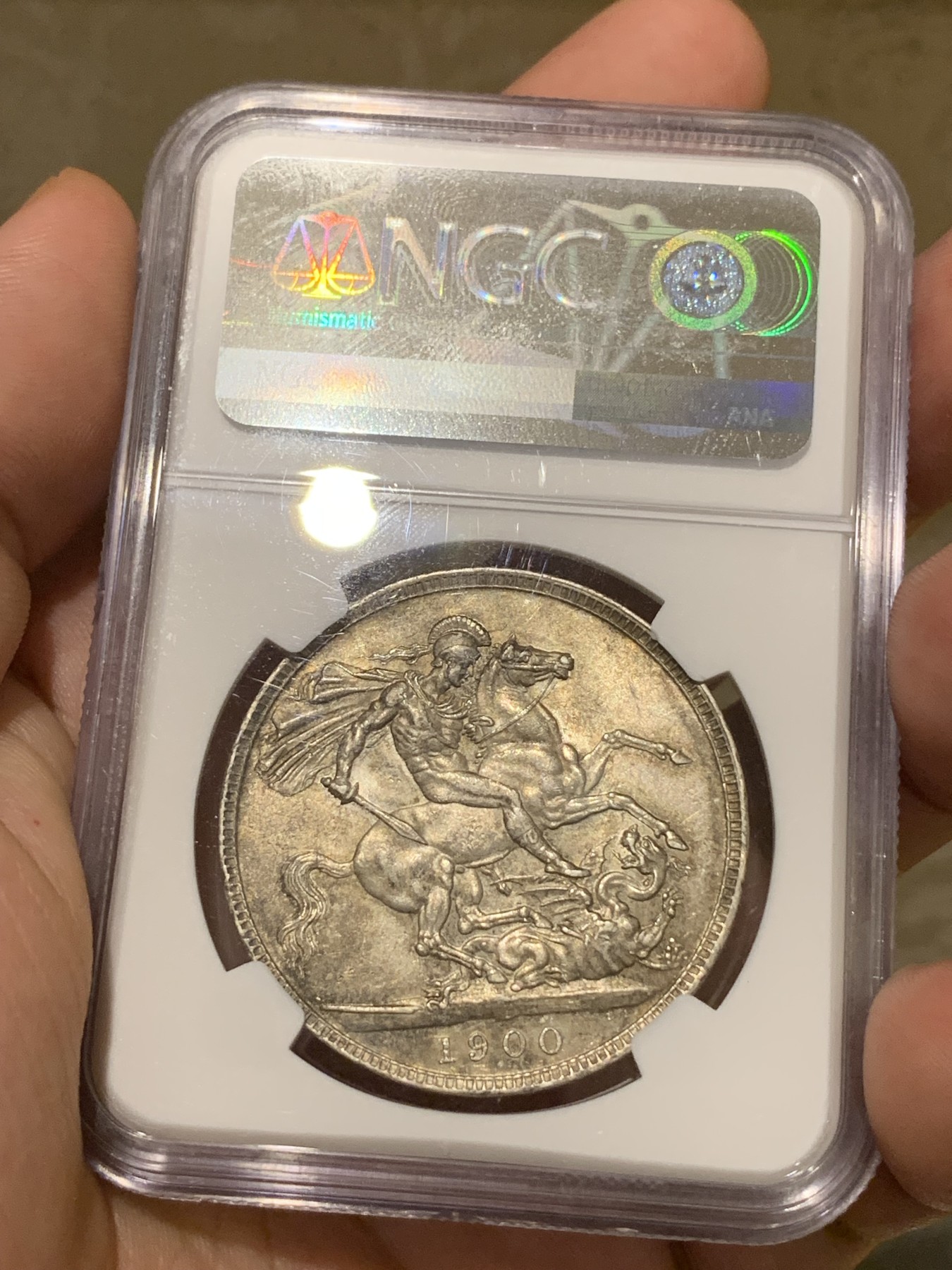 《竞宝斋》第198场-周日，周一 2场 (全场包邮) NGC-AU58 英国1900年维多利亚披纱⻢剑1克朗大银币 原味十足 收藏佳品