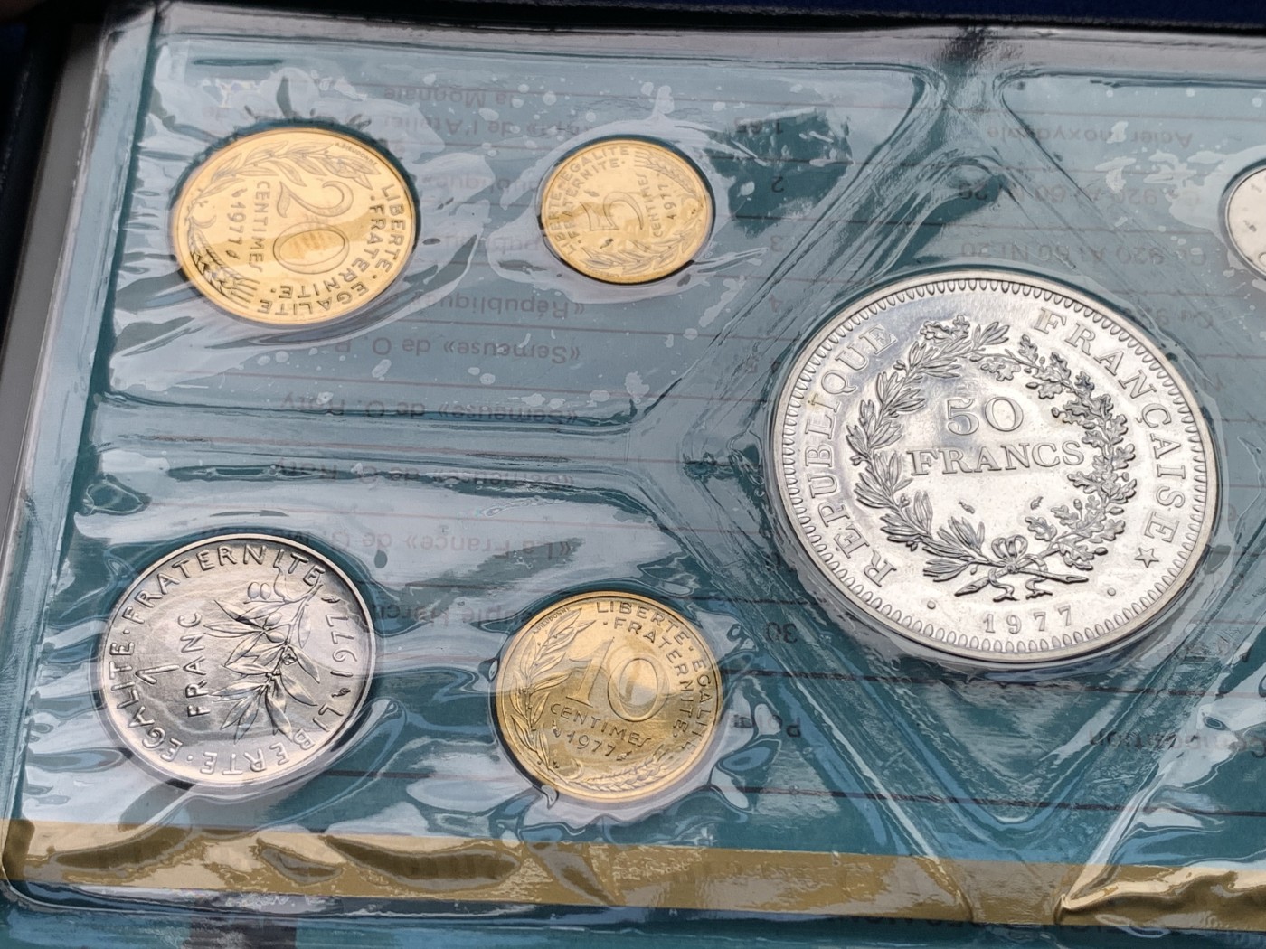 《竞宝斋》第198场-周日，周一 2场 (全场包邮) 1977年法国套币，原盒原封共9枚，市场上少见，品相如图。其中包括大力神大银币