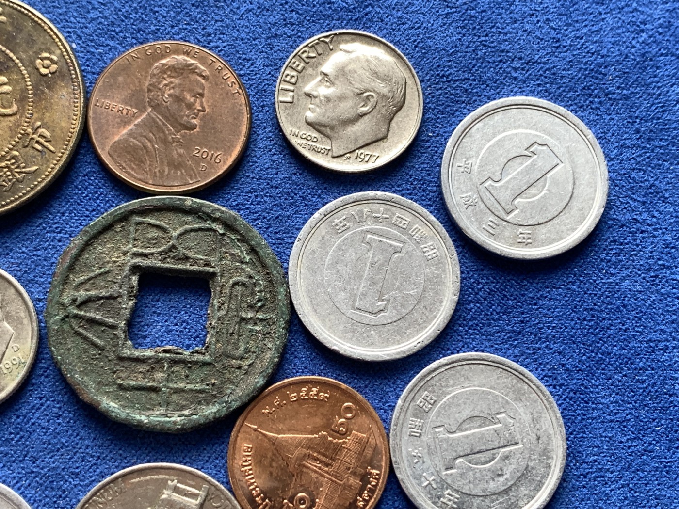 《竞宝斋》第198场-周日，周一 2场 (全场包邮) 散币13枚一组：新省光绪元宝，大泉五十，康熙通宝，日本散币五枚，美国散币4枚，泰国1枚