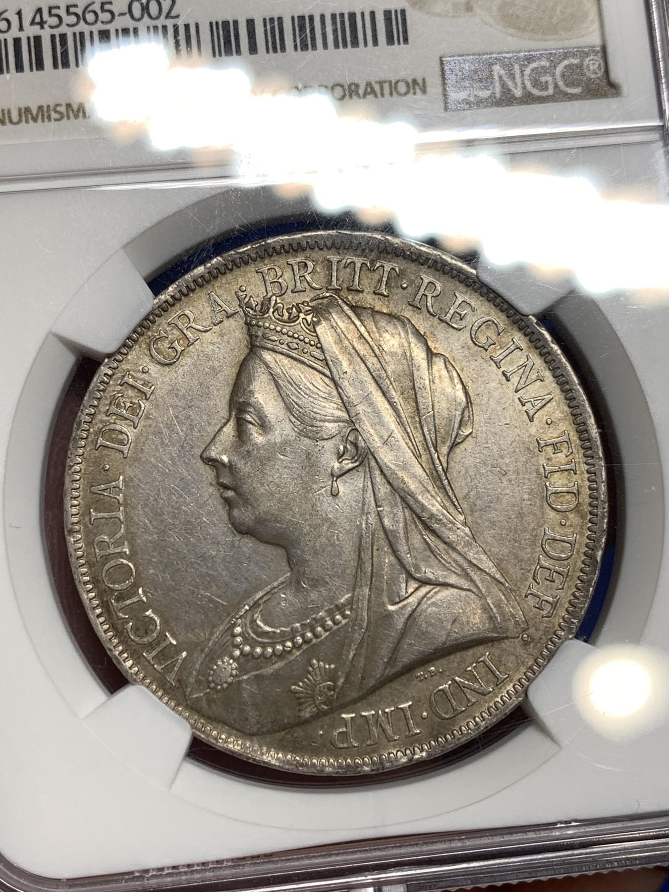 《竞宝斋》第198场-周日，周一 2场 (全场包邮) NGC-AU58 英国1900年维多利亚披纱⻢剑1克朗大银币 原味十足 收藏佳品