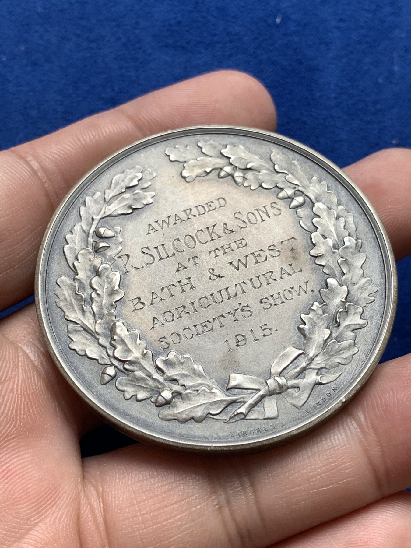 《竞宝斋》第198场-周日，周一 2场 (全场包邮) 1915年乔治五世纪念大银章，J.P London发行，章与盒子保存状态均很棒，51mm，62.8g