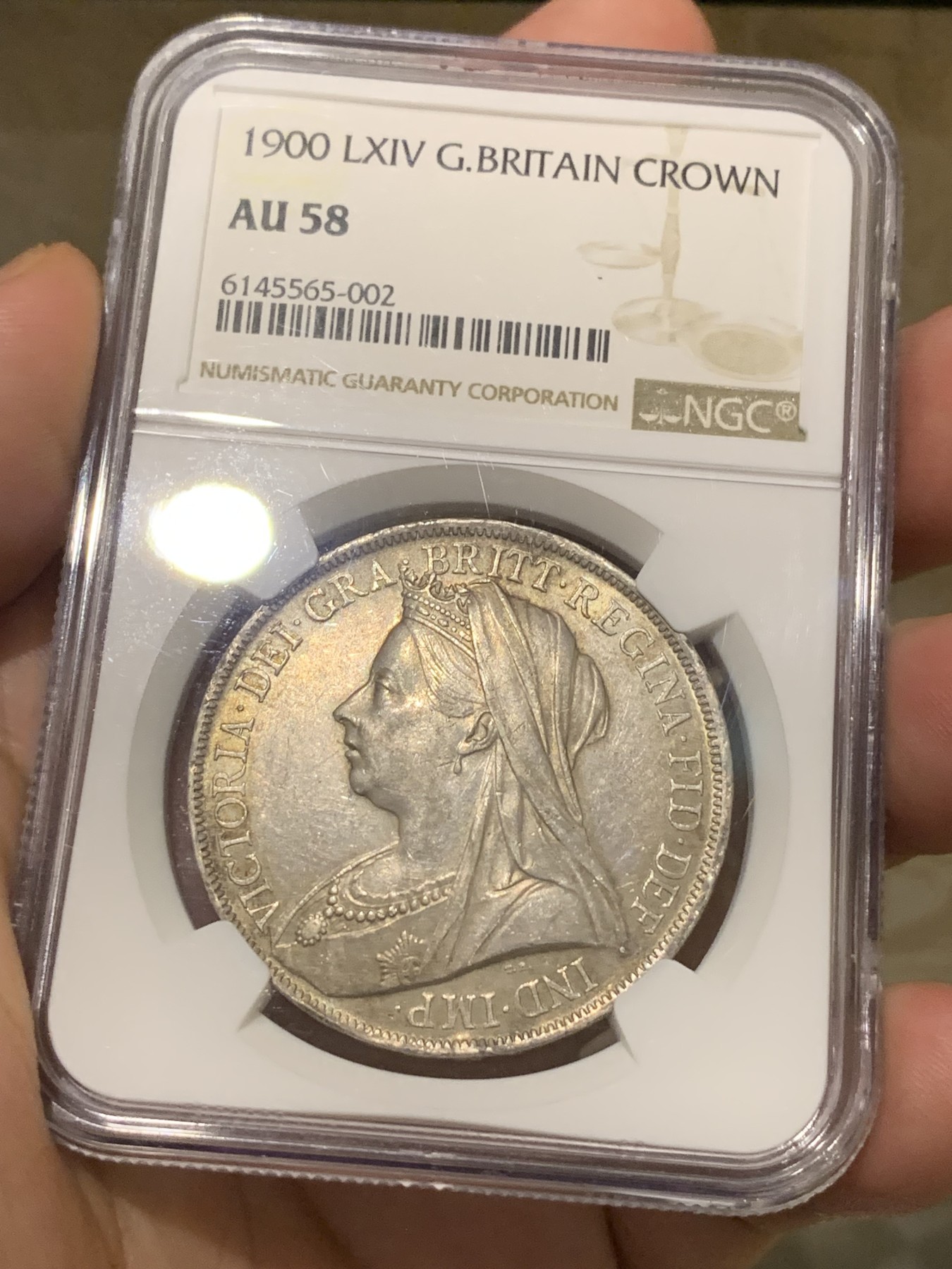 《竞宝斋》第198场-周日，周一 2场 (全场包邮) NGC-AU58 英国1900年维多利亚披纱⻢剑1克朗大银币 原味十足 收藏佳品