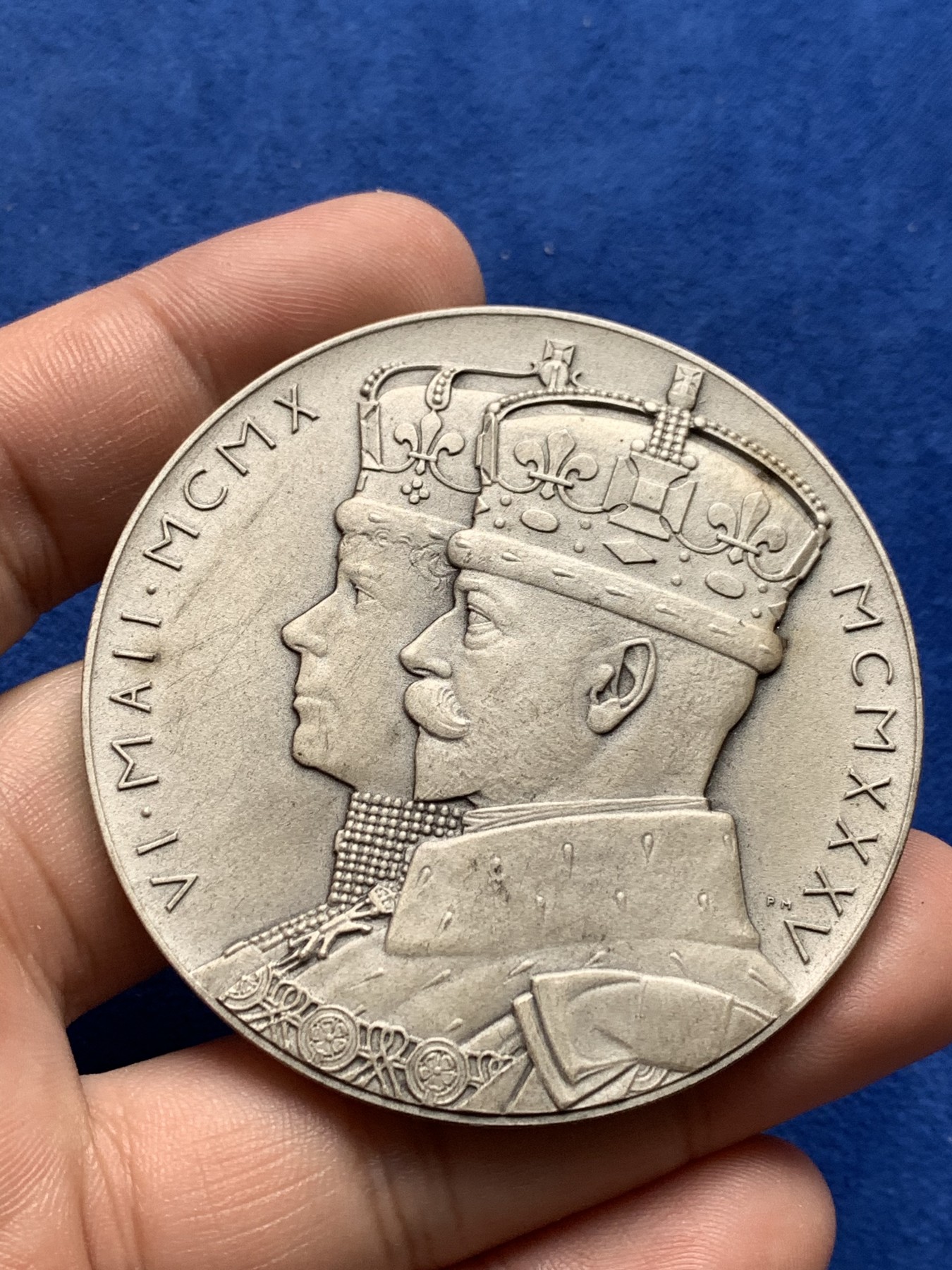 《竞宝斋》第198场-周日，周一 2场 (全场包邮) 1935年乔治五世加冕纪念大银章，MATEE工艺，好品相带原盒，57mm，86.4g