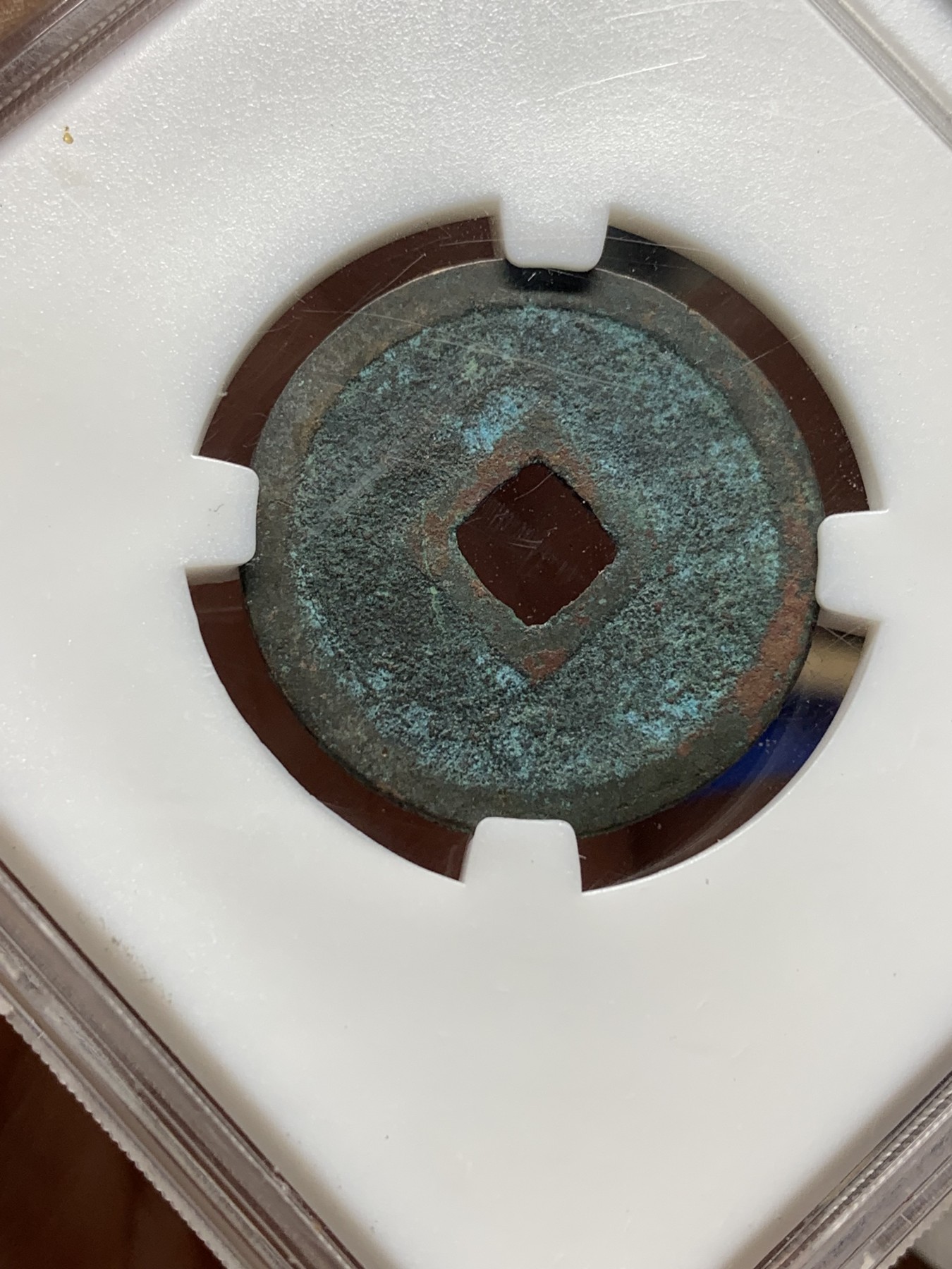 《竞宝斋》第198场-周日，周一 2场 (全场包邮) 保粹老盒82分 1149-1169⻄夏仁宗 天盛元宝23.7*1.3，3.6克 ⻄夏钱币此状态不容易