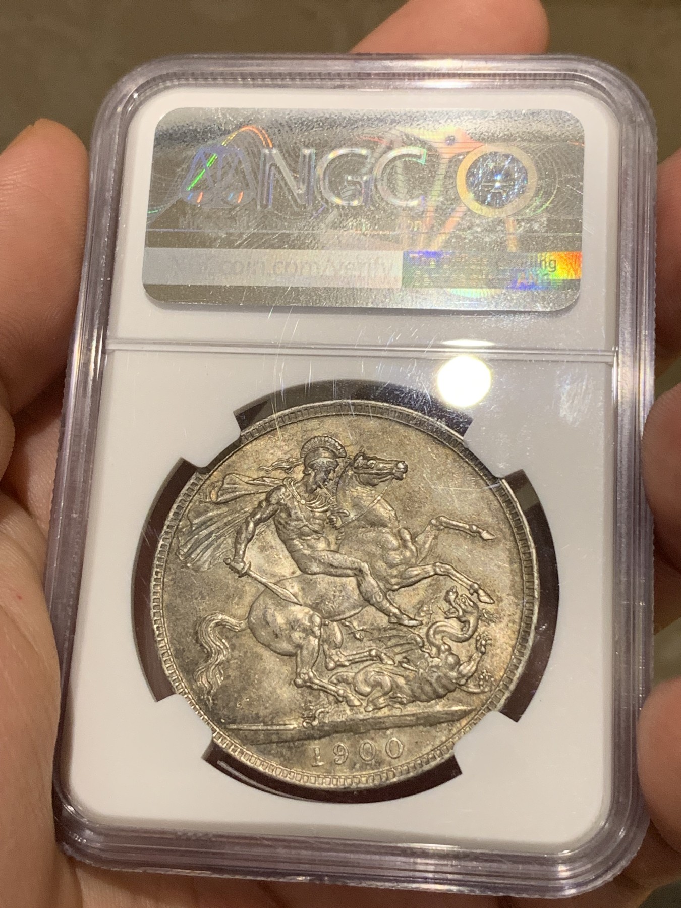 《竞宝斋》第198场-周日，周一 2场 (全场包邮) NGC-AU58 英国1900年维多利亚披纱⻢剑1克朗大银币 原味十足 收藏佳品