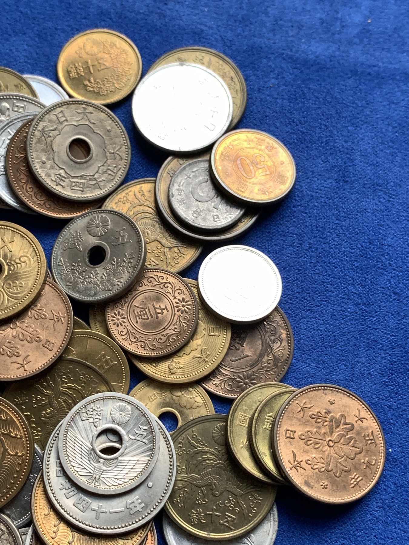 《竞宝斋》第198场-周日，周一 2场 (全场包邮) 80枚一组 日本好品硬币，带光好品，含飞鸟一钱，桐叶一钱，黄铜五钱十钱，中孔旧五／五十日元，黄铜单凤五十钱，白铜五钱十钱，大五钱镍币，铝币锌币小铜币 具体品种见图