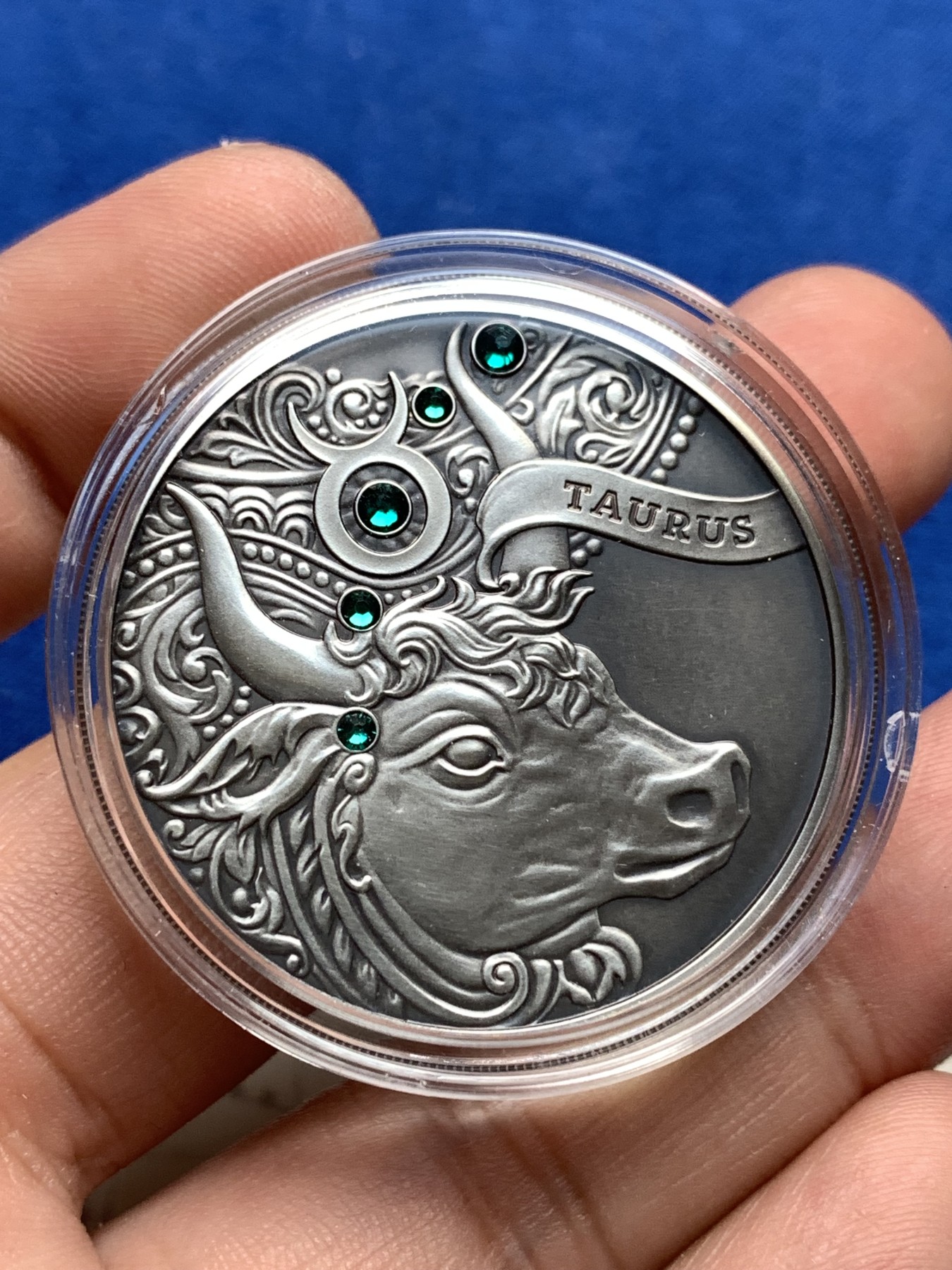 《竞宝斋》第198场-周日，周一 2场 (全场包邮) 白俄罗斯2014年十二星座系列-金牛座镶嵌水晶20卢布仿古纪念大银币，925银 卡册装