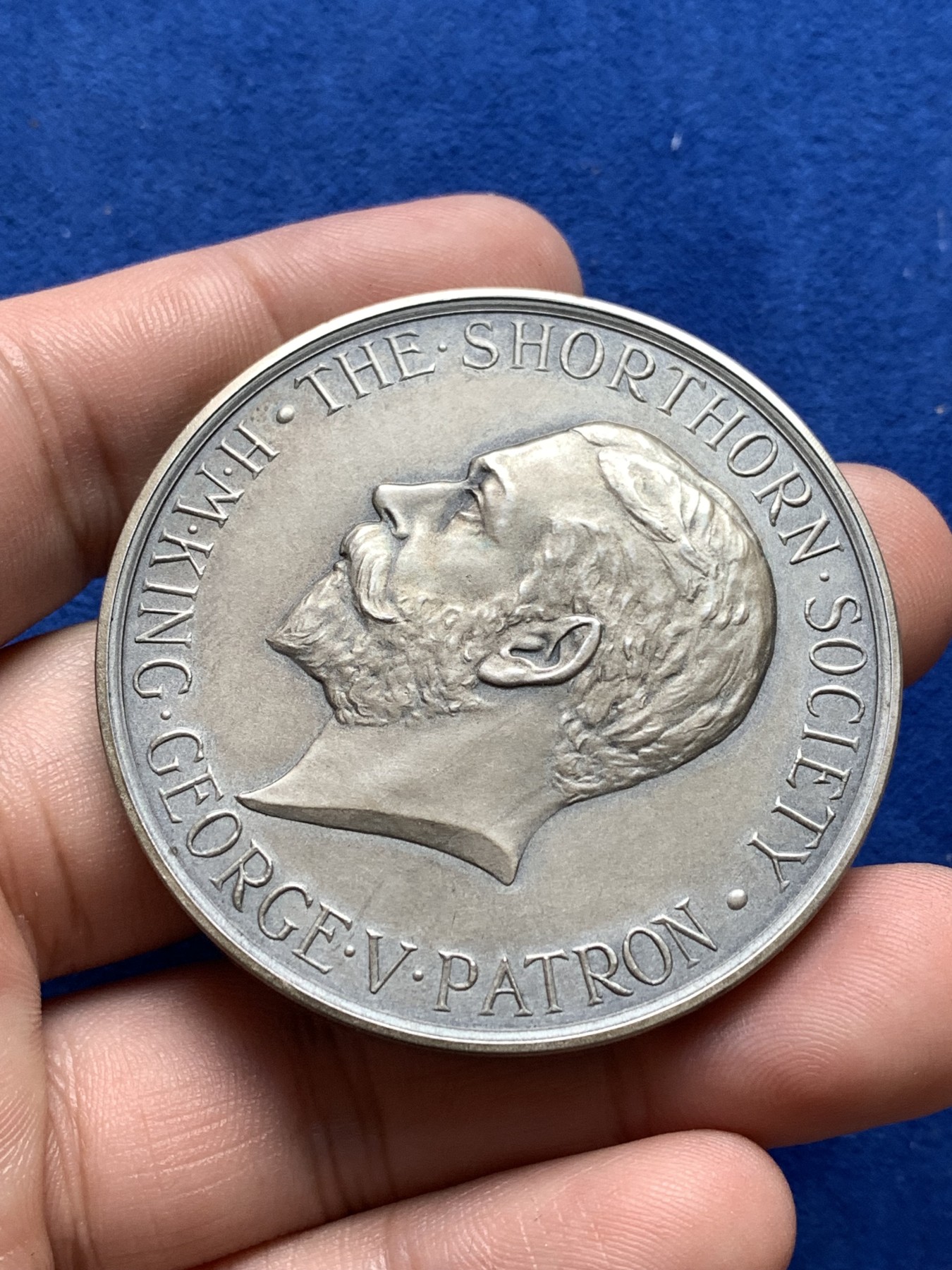 《竞宝斋》第198场-周日，周一 2场 (全场包邮) 1915年乔治五世纪念大银章，J.P London发行，章与盒子保存状态均很棒，51mm，62.8g