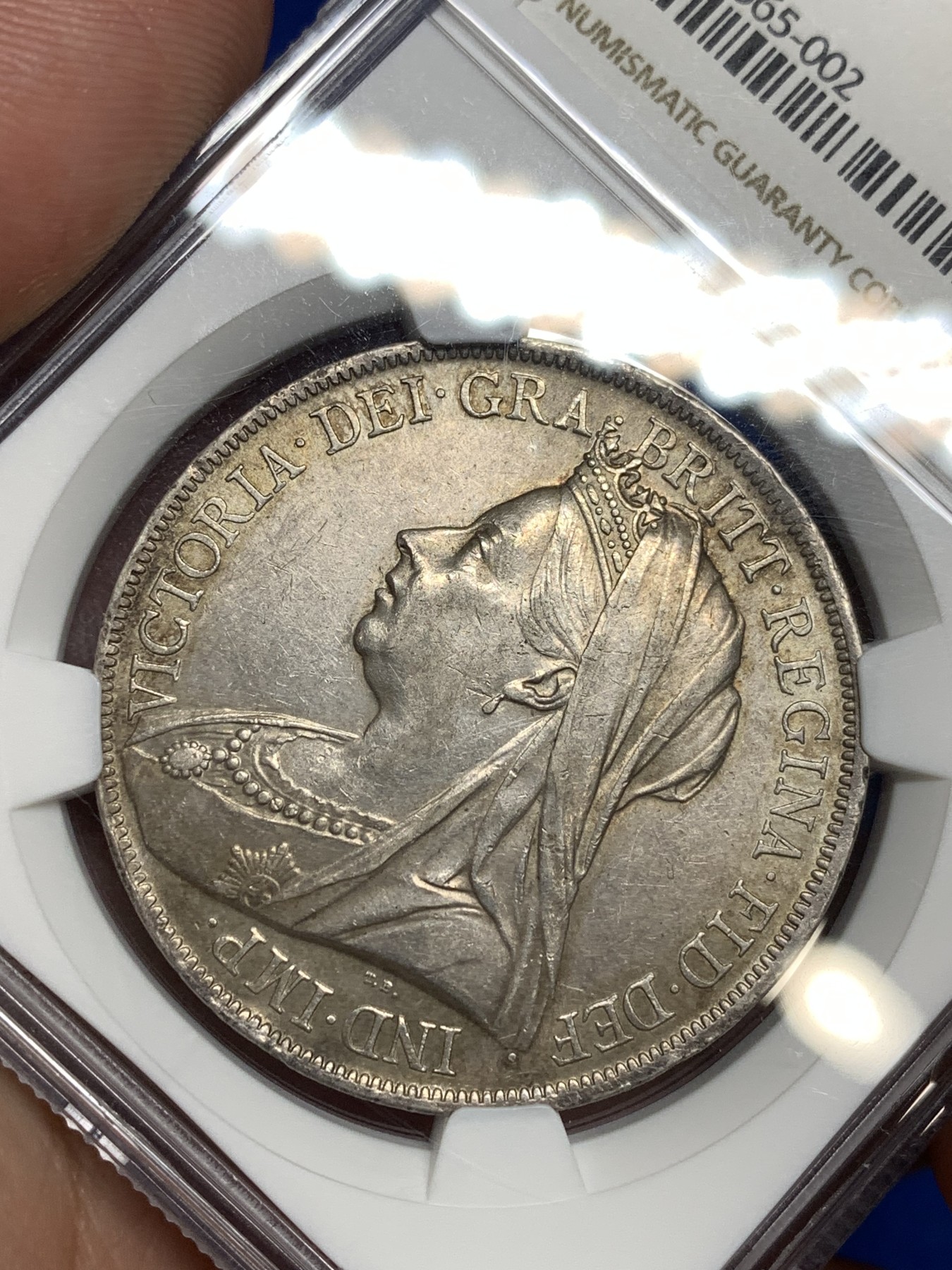 《竞宝斋》第198场-周日，周一 2场 (全场包邮) NGC-AU58 英国1900年维多利亚披纱⻢剑1克朗大银币 原味十足 收藏佳品