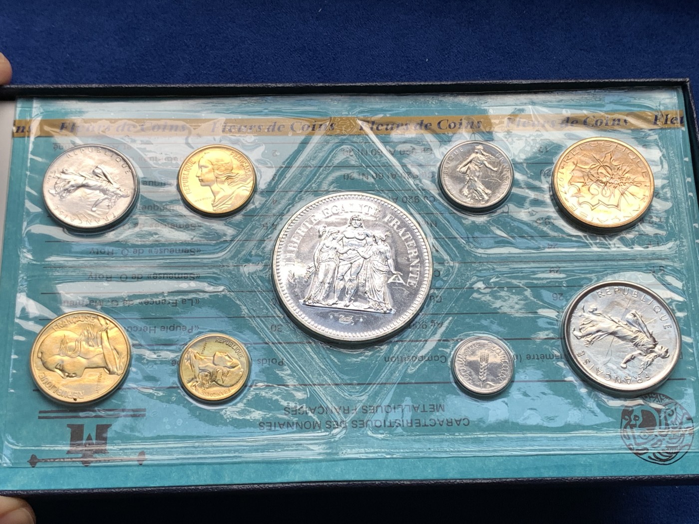 《竞宝斋》第198场-周日，周一 2场 (全场包邮) 1977年法国套币，原盒原封共9枚，市场上少见，品相如图。其中包括大力神大银币