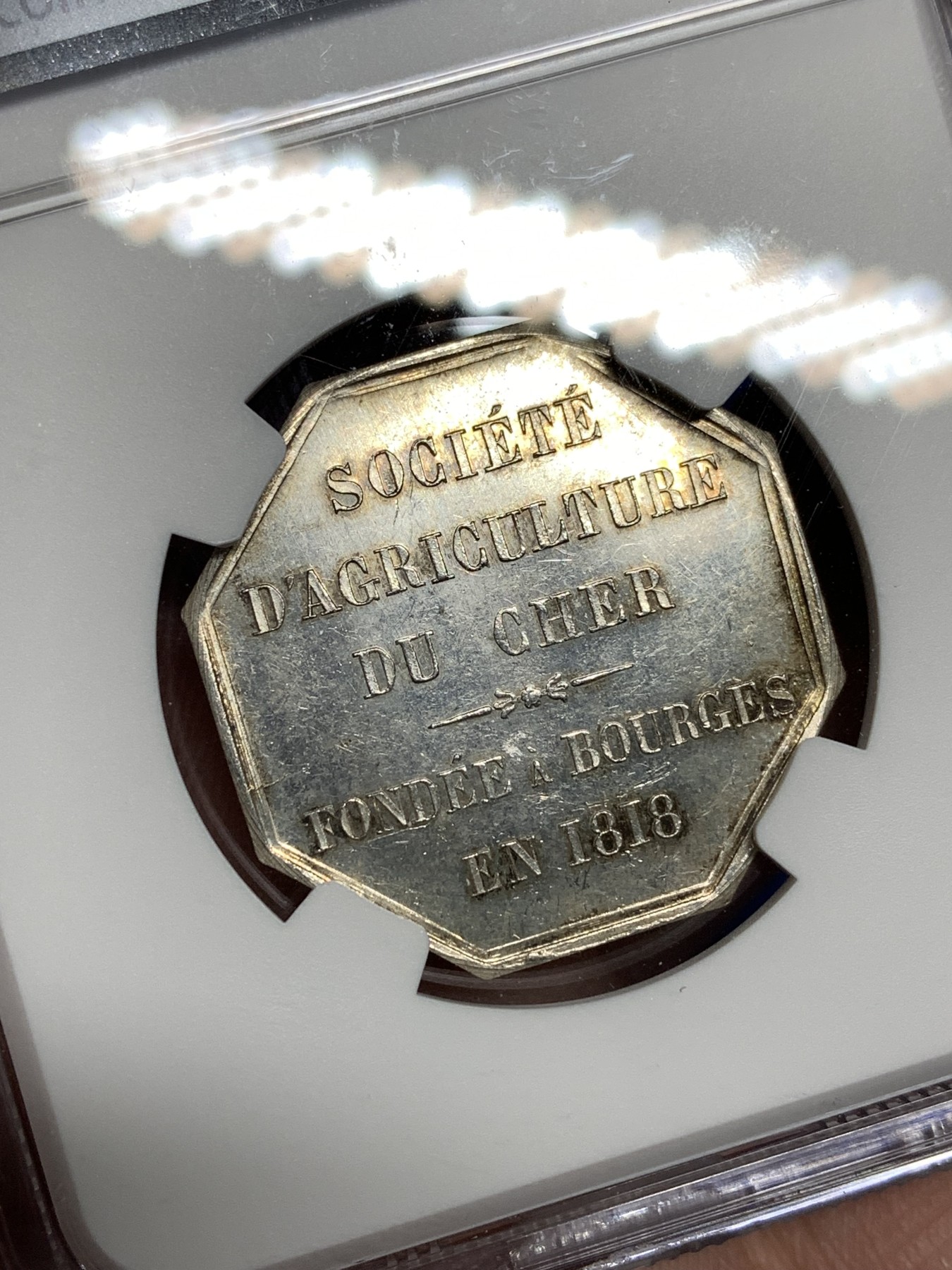 《竞宝斋》第198场-周日，周一 2场 (全场包邮) NGC MS64 1818年法国农业八角银质代币 深打细节完美 蜜蜂边铭 早期品种