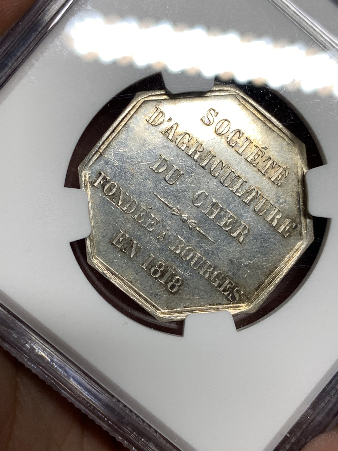 《竞宝斋》第198场-周日，周一 2场 (全场包邮) NGC MS64 1818年法国农业八角银质代币 深打细节完美 蜜蜂边铭 早期品种