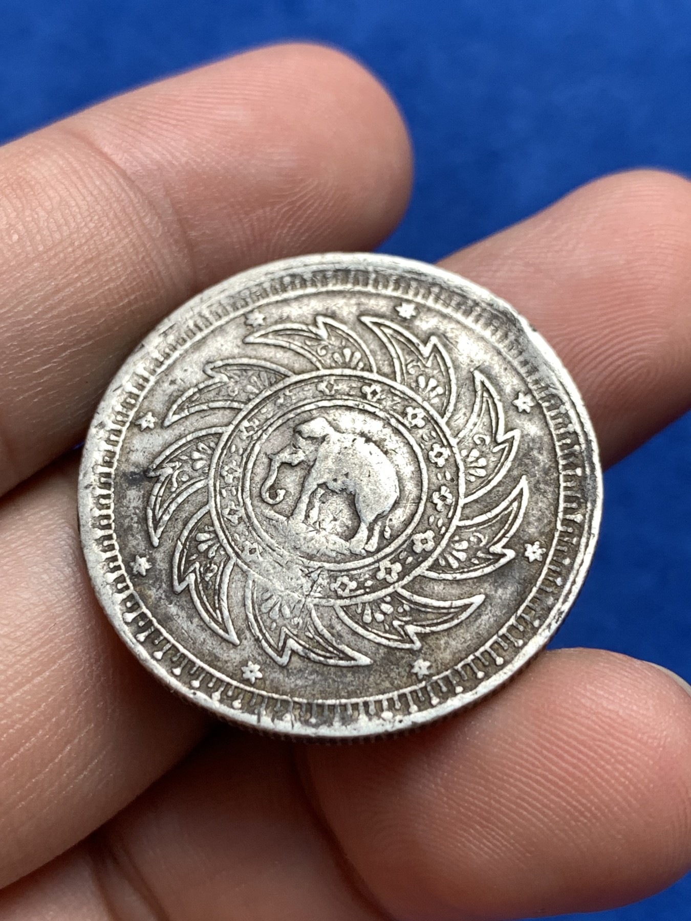 《竞宝斋》第198场-周日，周一 2场 (全场包邮) 泰国1869拉玛五世1铢银币 细节好 整体粗犷