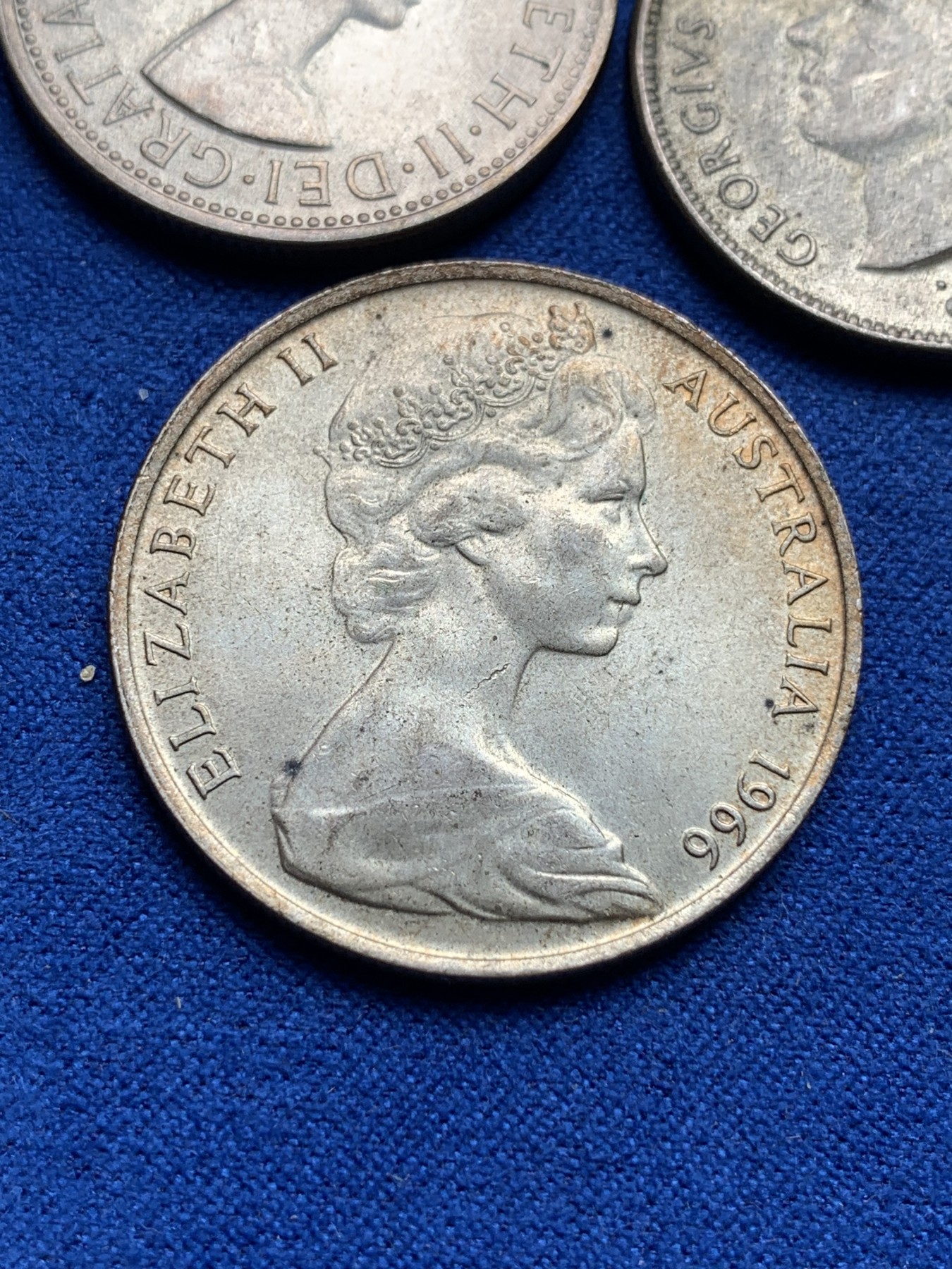 《竞宝斋》第198场-周日，周一 2场 (全场包邮) 3枚一组 澳大利亚 1943、1954、1966年乔六、伊二访澳弗洛林银币；伊二50分银币 unc品质