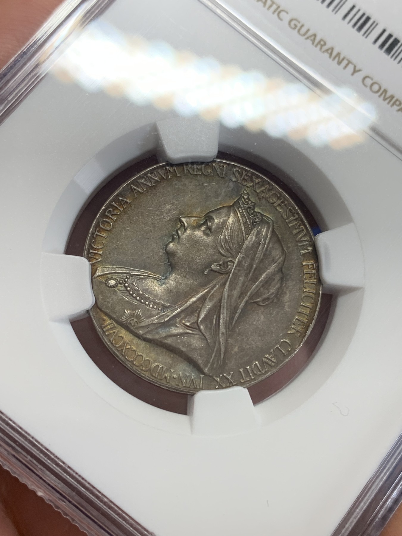 《竞宝斋》第198场-周日，周一 2场 (全场包邮) NGC-MS62 英国1897年维多利亚加冕60周年纪念银章，原味五彩