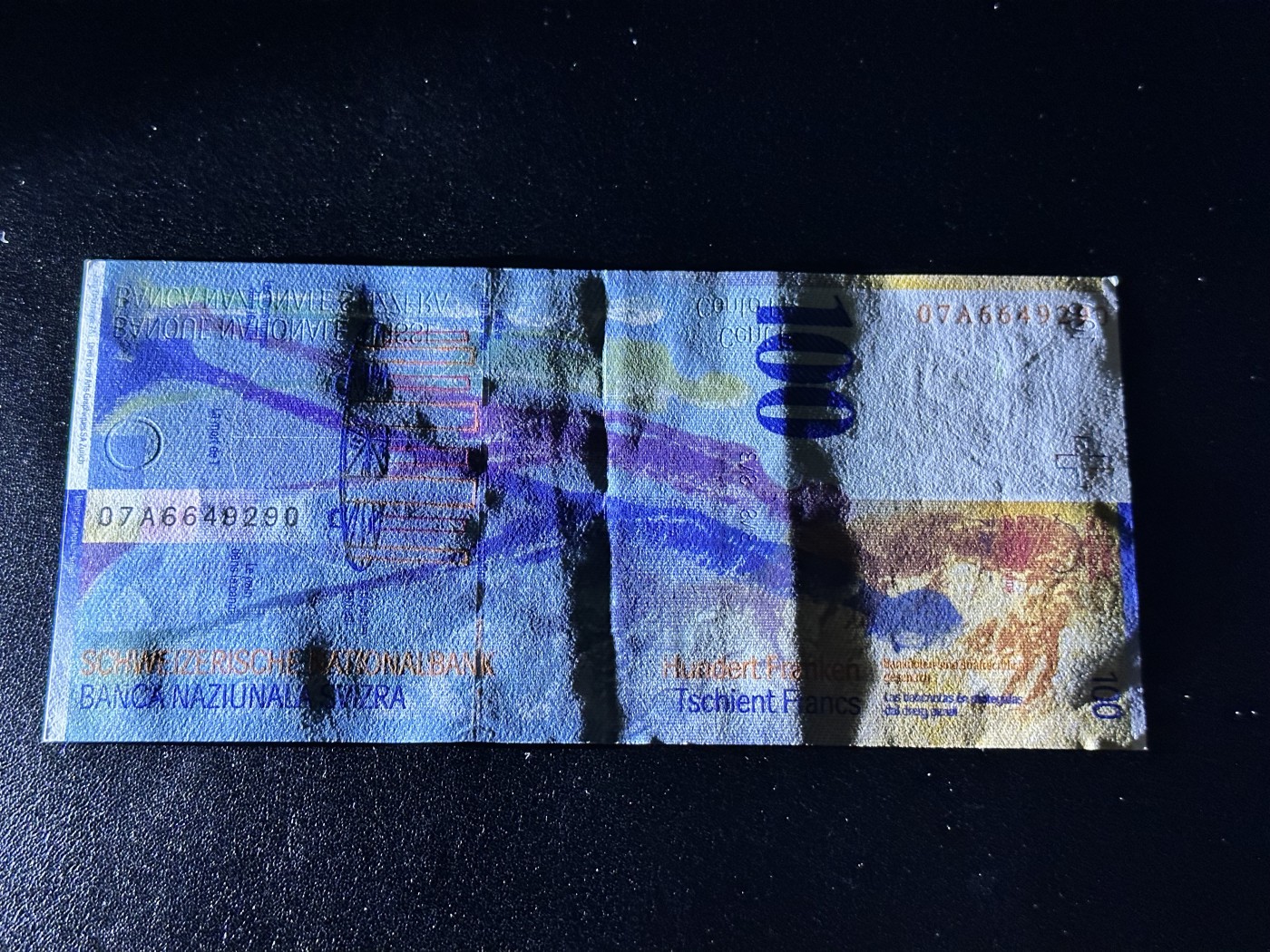 《外钞收藏家》第二百九十九期 2007年瑞士A冠 100法郎 非全新 品相如图