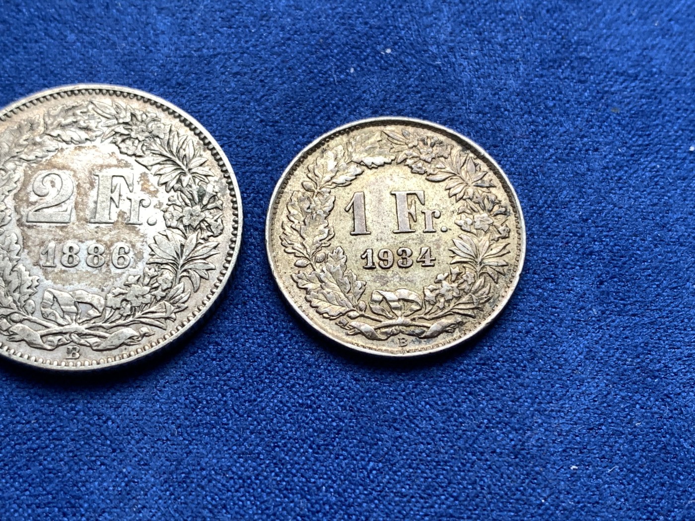 《竞宝斋》第198场-周日，周一 2场 (全场包邮) 两枚一组 瑞士雪山女神银币1934年1法郎+早期1886年2法郎