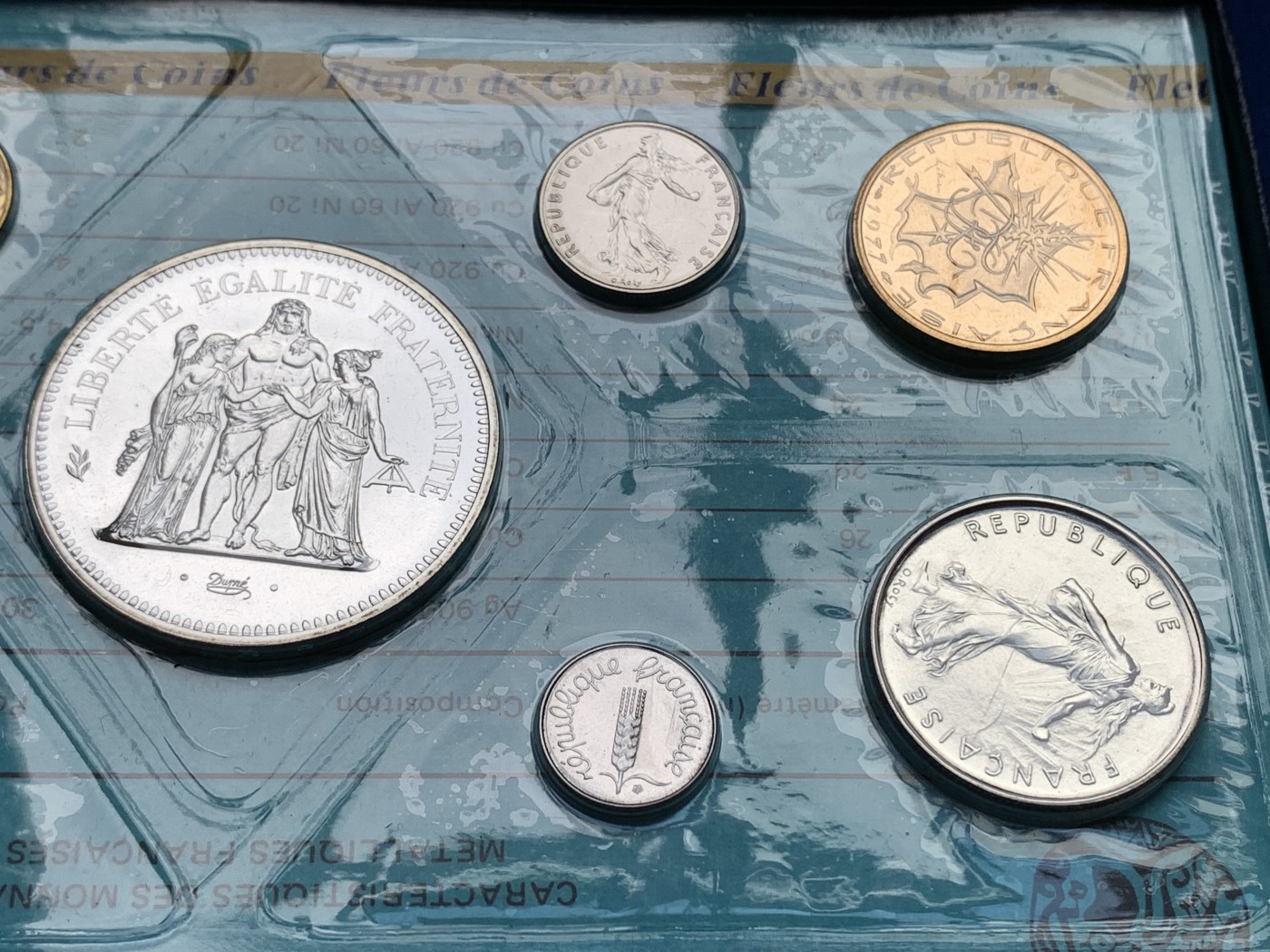 《竞宝斋》第198场-周日，周一 2场 (全场包邮) 1977年法国套币，原盒原封共9枚，市场上少见，品相如图。其中包括大力神大银币