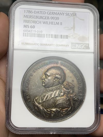 《竞宝斋》第198场-周日，周一 2场 (全场包邮) - NGC MS60 德国 普鲁士1786 威廉二世  大银章，登基年份  铭文:向柏林的库尔马克-勃兰登堡致敬 深彩金包浆 状态品种都非常难得 外拍裸章将近7000成交
