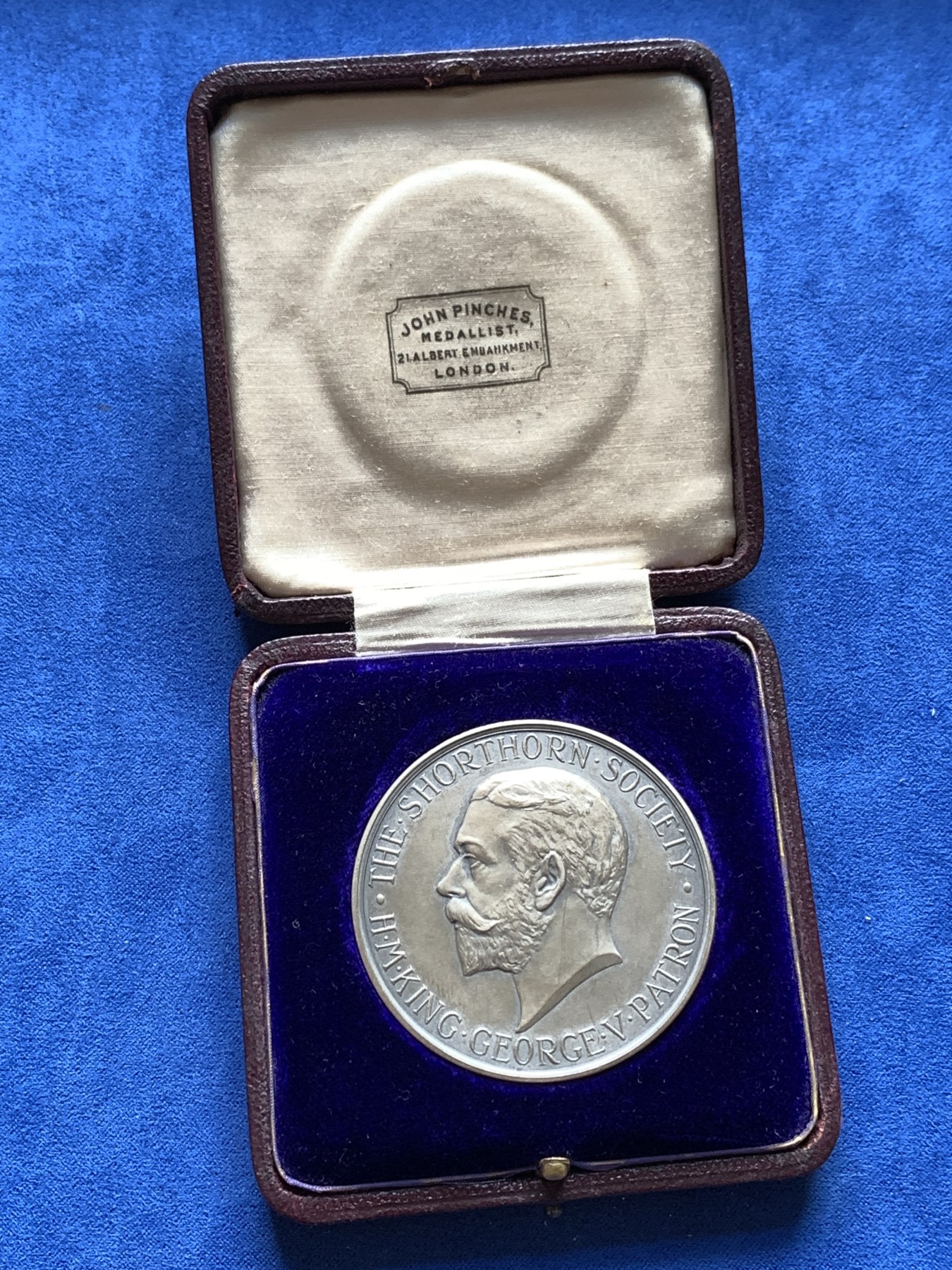 《竞宝斋》第198场-周日，周一 2场 (全场包邮) 1915年乔治五世纪念大银章，J.P London发行，章与盒子保存状态均很棒，51mm，62.8g