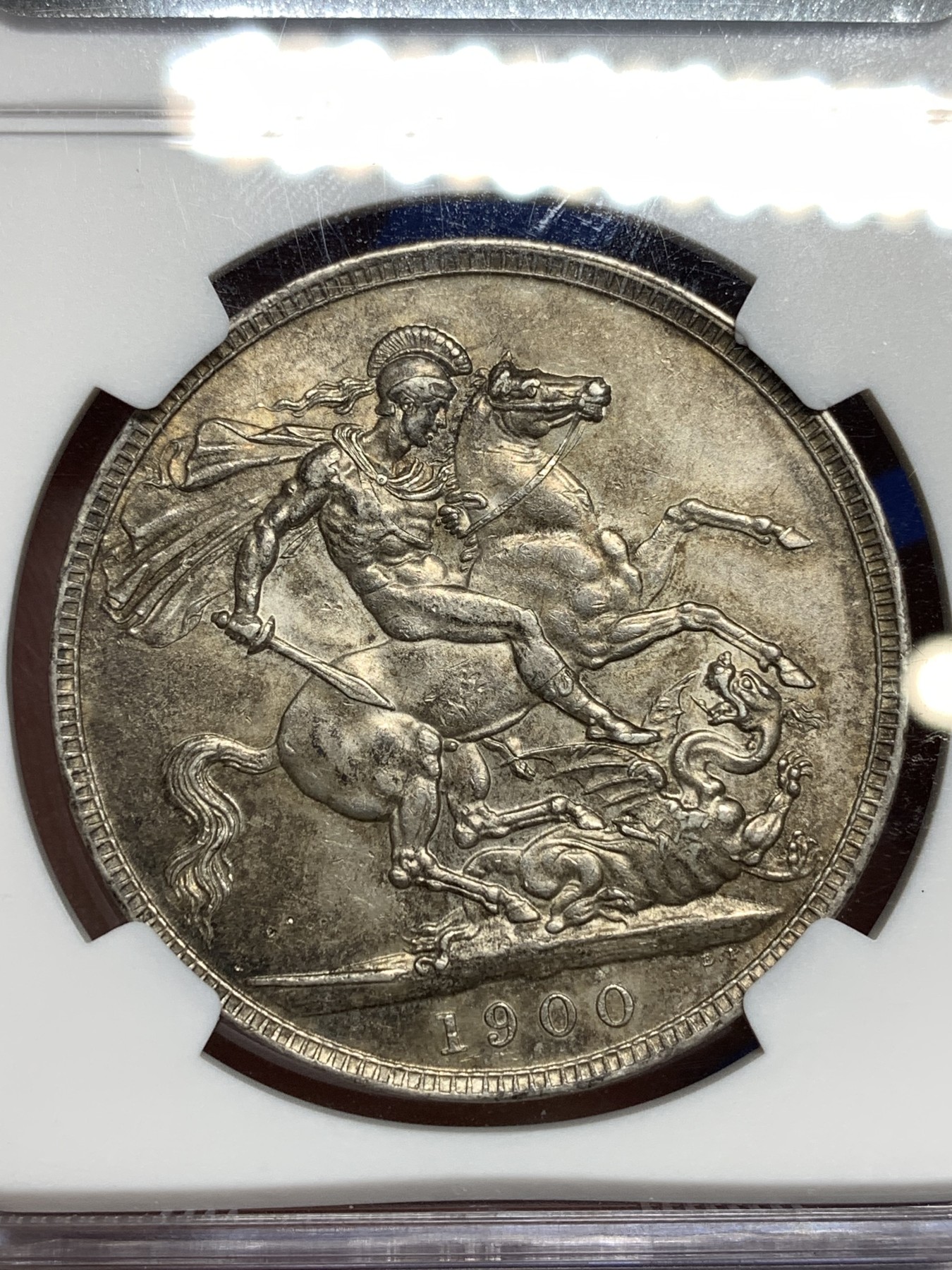 《竞宝斋》第198场-周日，周一 2场 (全场包邮) NGC-AU58 英国1900年维多利亚披纱⻢剑1克朗大银币 原味十足 收藏佳品