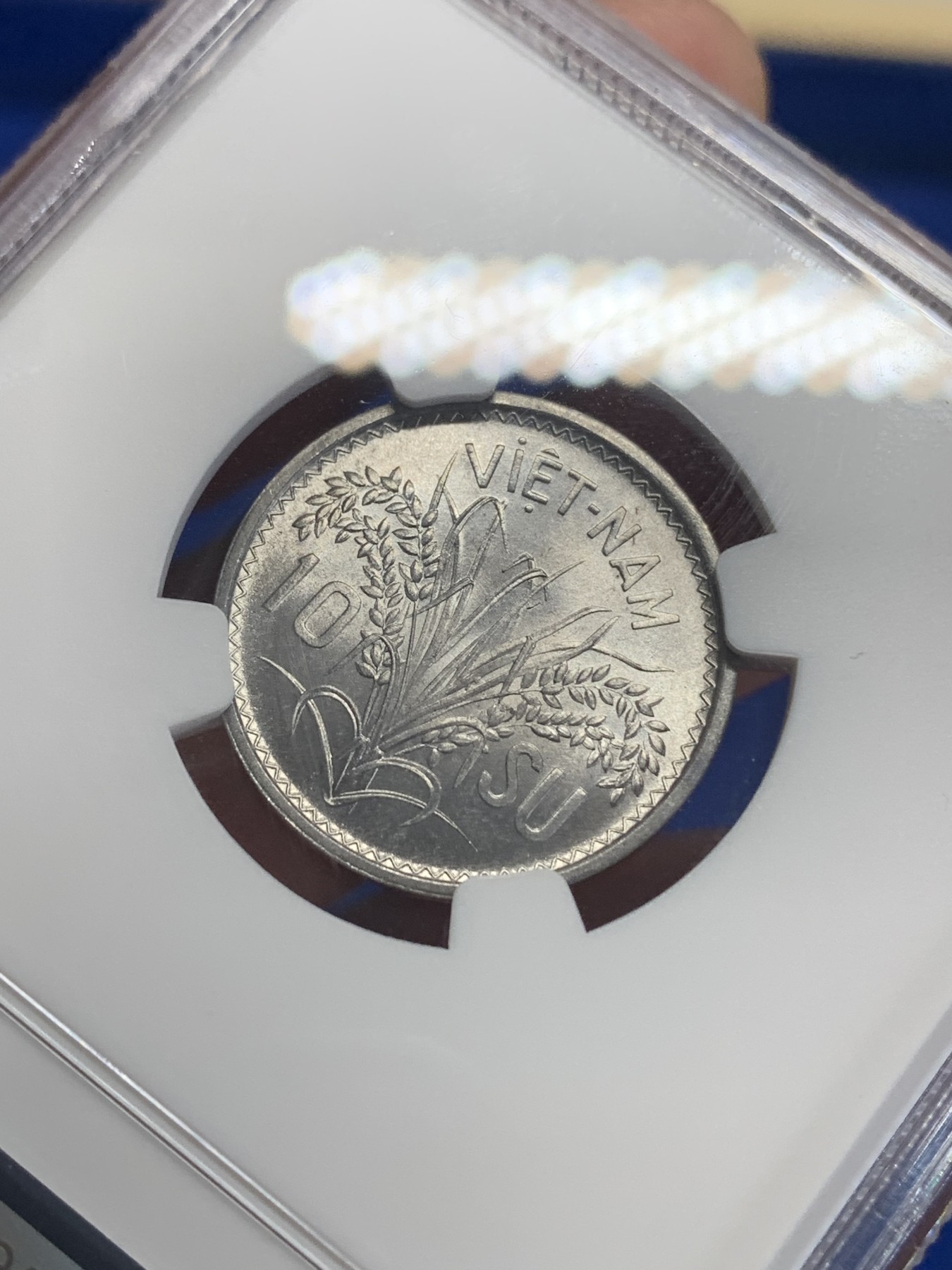 《竞宝斋》第198场-周日，周一 2场 (全场包邮) NGC MS65 越南1953年10SU铝币 三姐妹经典设计暴光好品 高分凑套必备！