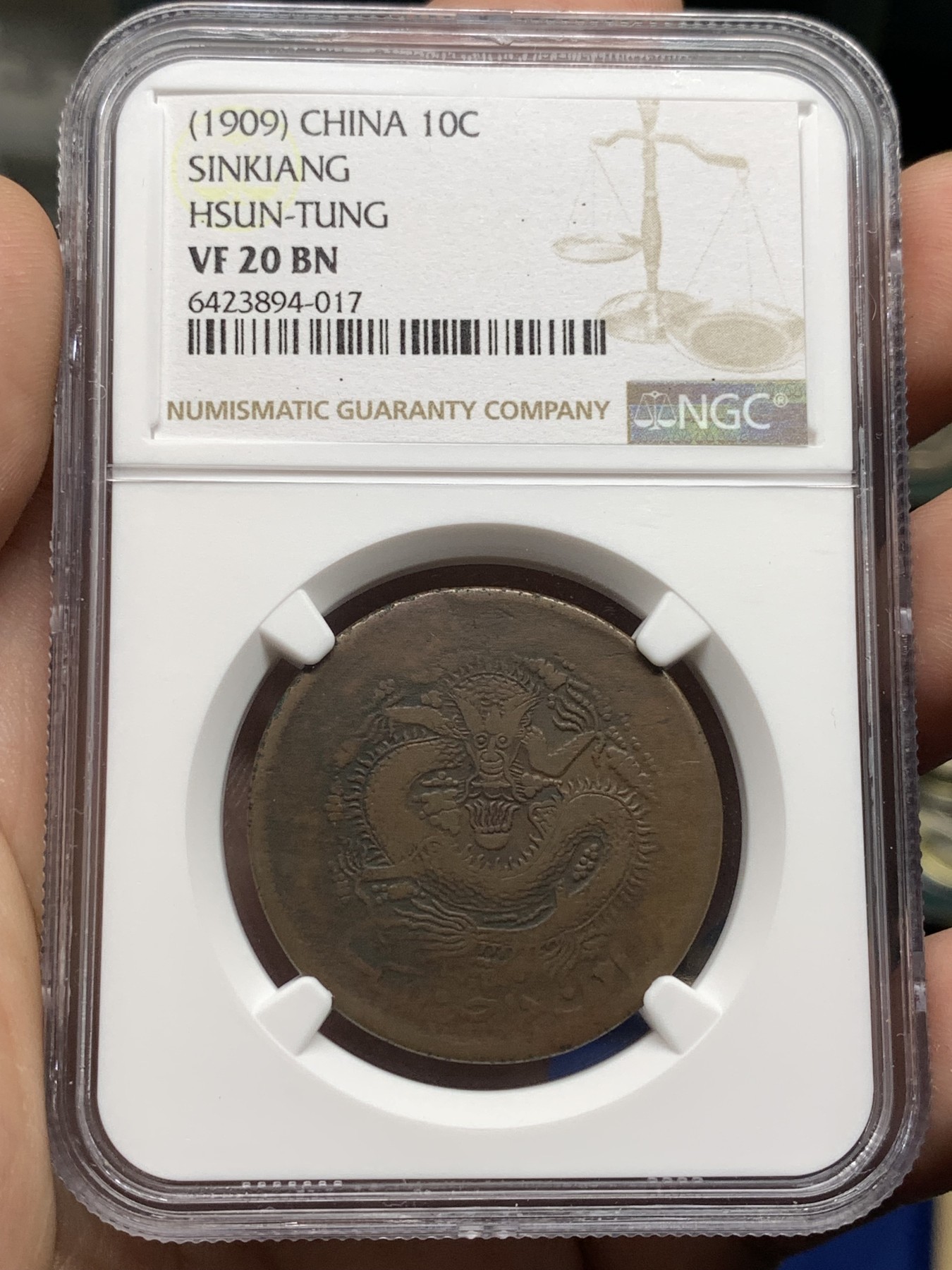 《竞宝斋》第198场-周日，周一 2场 (全场包邮) NGC-VF20BN 新疆1909年宣统元宝当红钱十文铜元，稀见原铸，不是烂大街的后铸。出分极少，更高分仅6枚，VF书价265美元。此枚龙鳞犹存，殊为难得