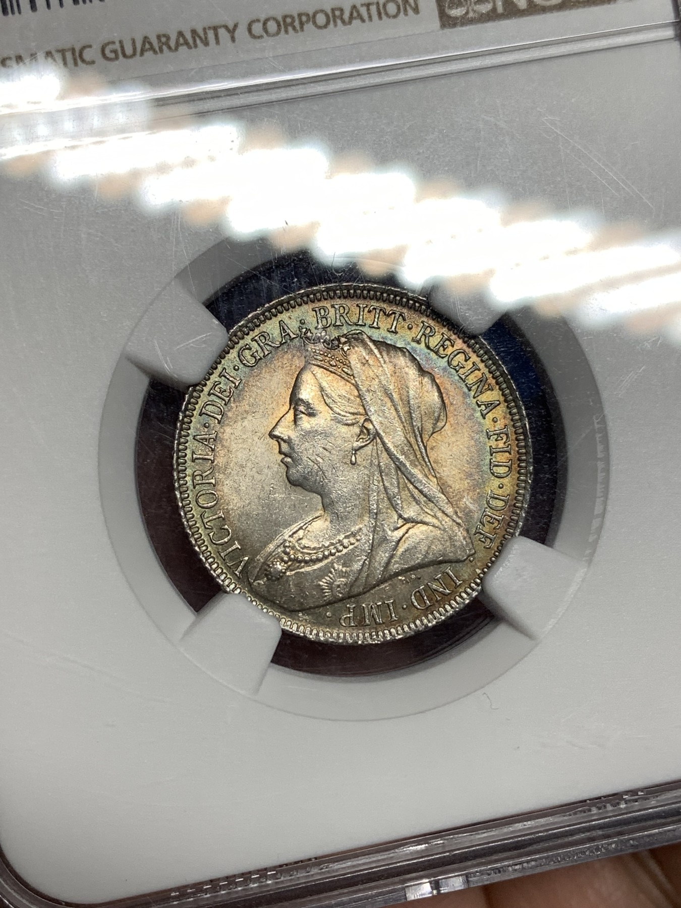 《竞宝斋》第198场-周日，周一 2场 (全场包邮) NGC-MS63 英国1900老维1先令银币 漂亮彩虹包浆