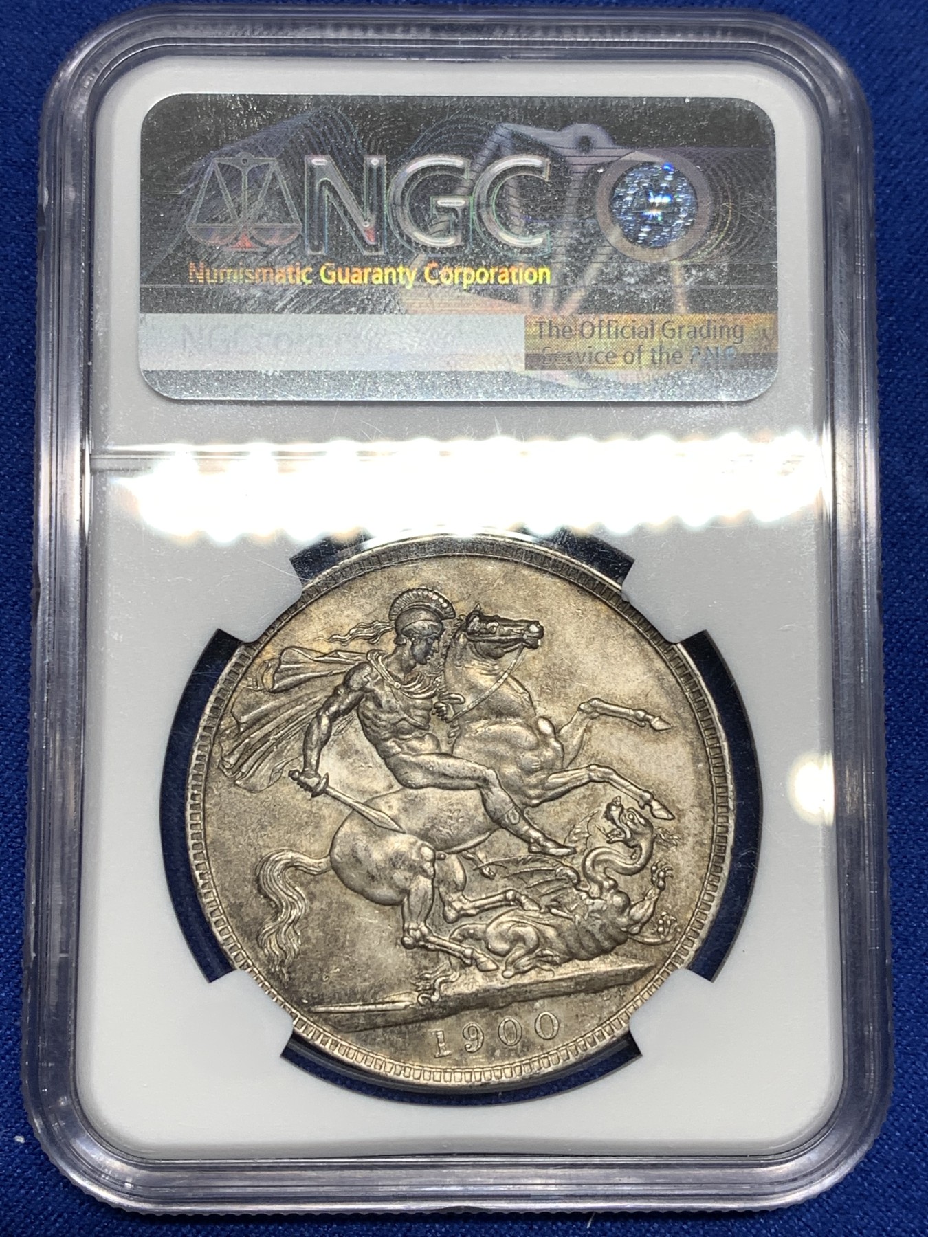 《竞宝斋》第198场-周日，周一 2场 (全场包邮) NGC-AU58 英国1900年维多利亚披纱⻢剑1克朗大银币 原味十足 收藏佳品