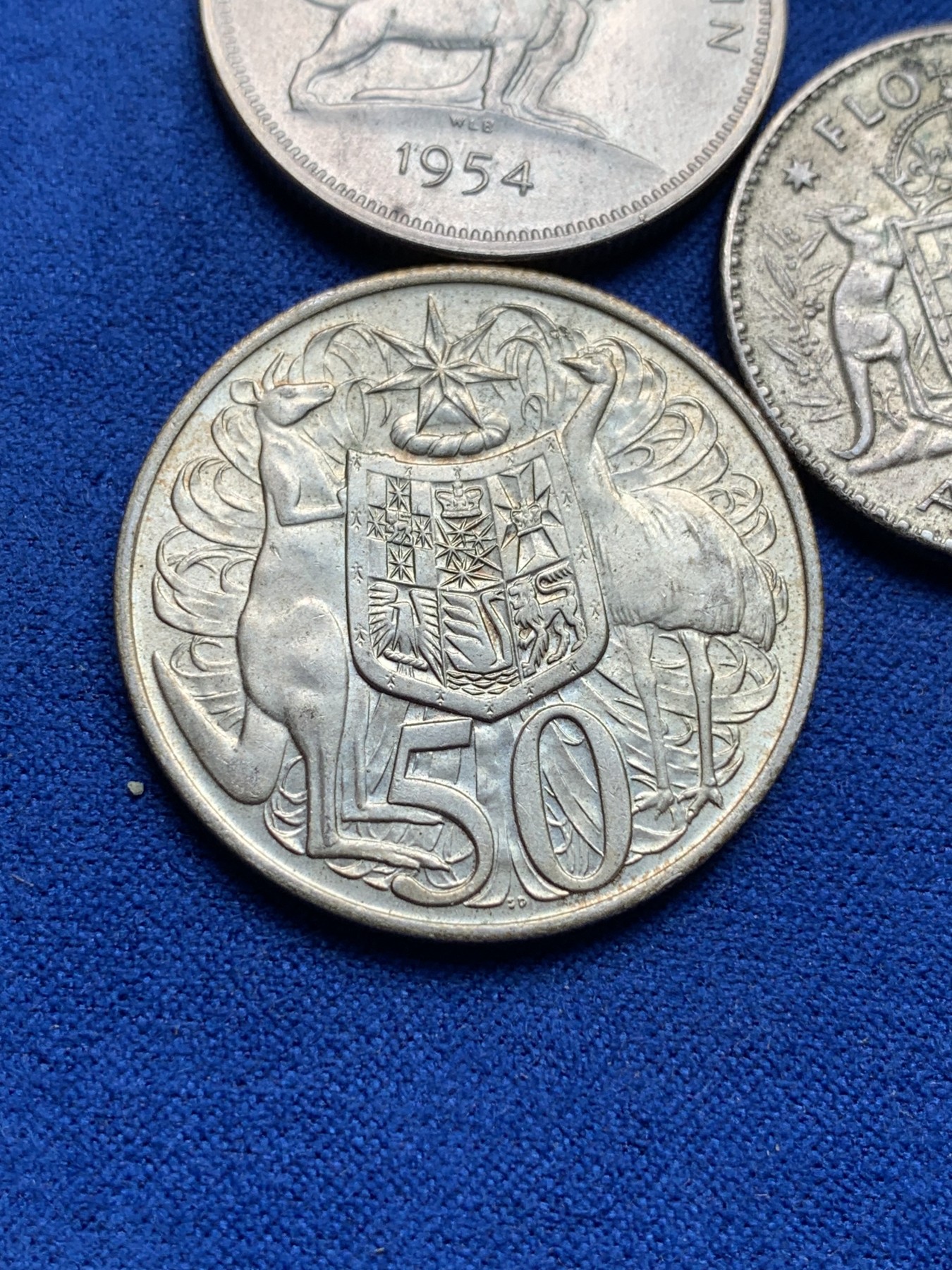 《竞宝斋》第198场-周日，周一 2场 (全场包邮) 3枚一组 澳大利亚 1943、1954、1966年乔六、伊二访澳弗洛林银币；伊二50分银币 unc品质