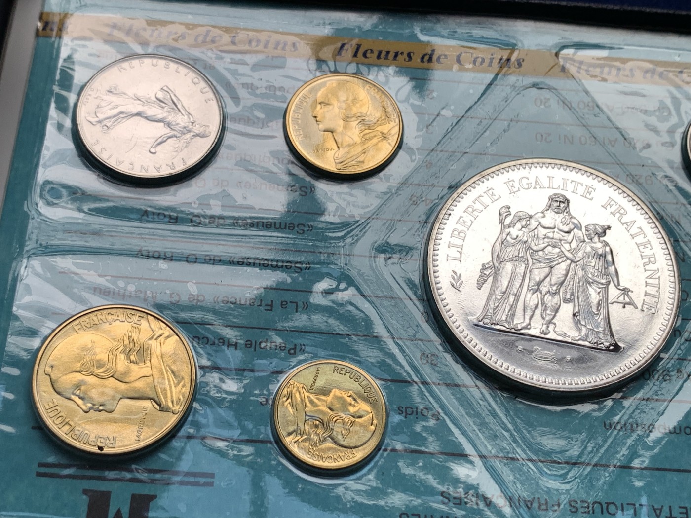 《竞宝斋》第198场-周日，周一 2场 (全场包邮) 1977年法国套币，原盒原封共9枚，市场上少见，品相如图。其中包括大力神大银币