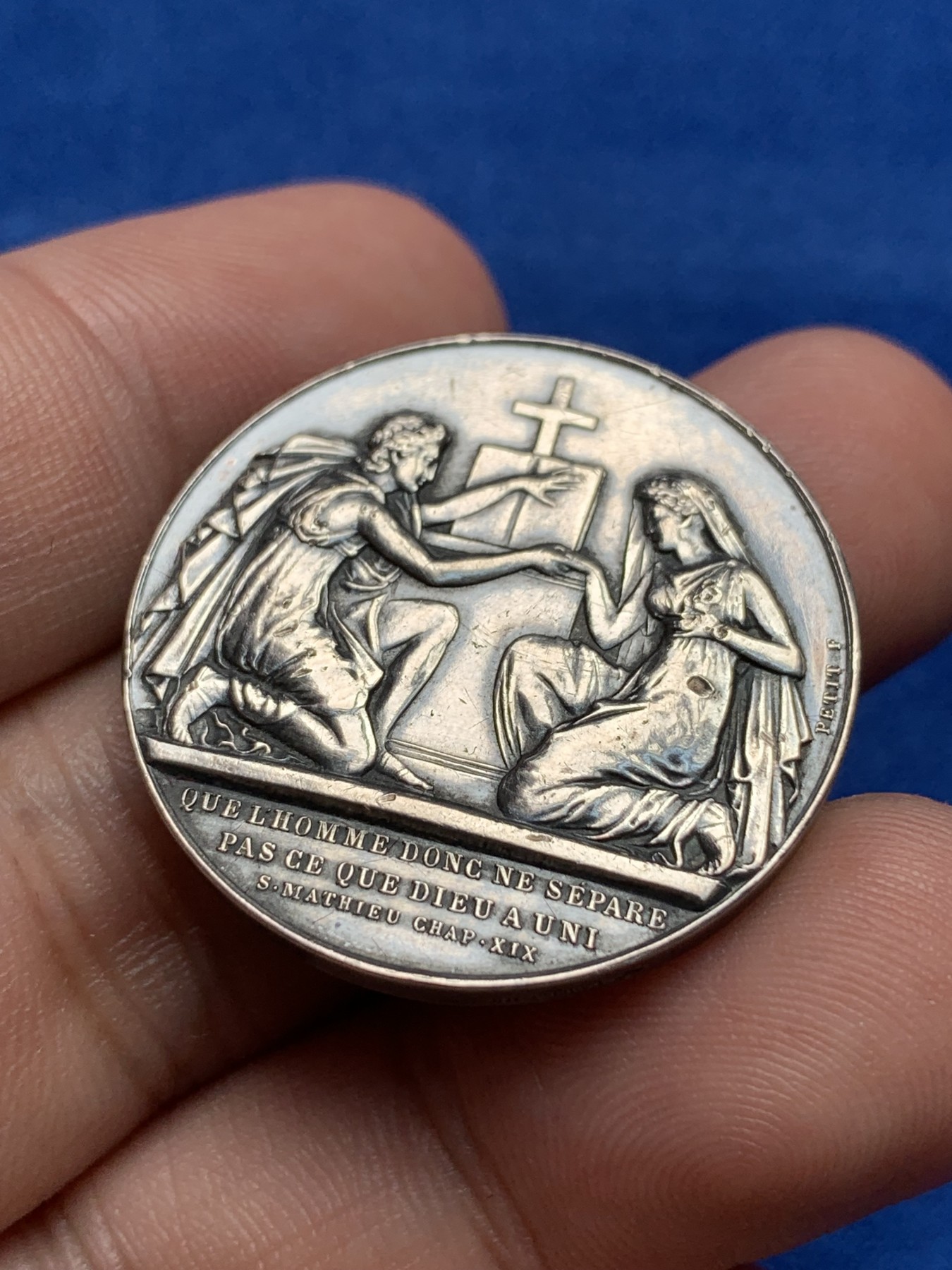 《竞宝斋》第198场-周日，周一 2场 (全场包邮) 法国 1880-1898年 银质 婚章 整体温润 背面带花体字母雕刻 比较少见  14.2克  30.2mm直径 丰饶角边铭 带银标