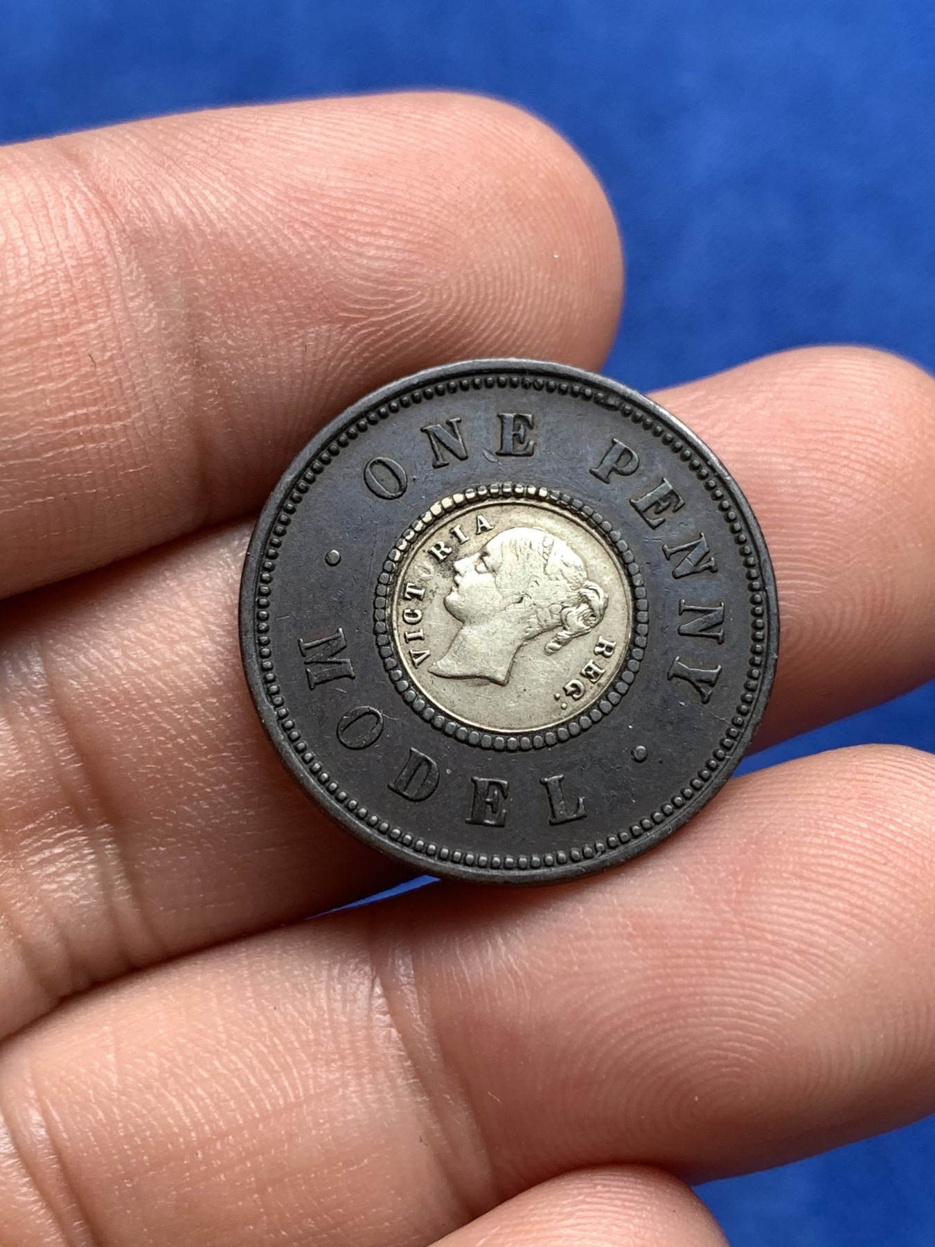 《竞宝斋》第198场-周日，周一 2场 (全场包邮) 英国维多利亚铜镶嵌银1便士2枚