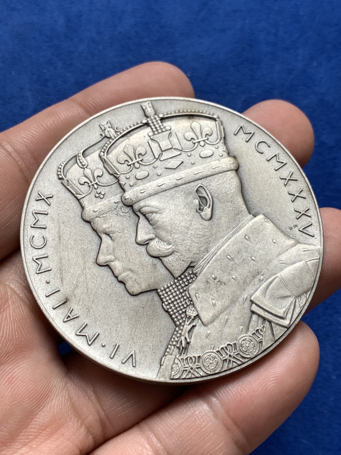 《竞宝斋》第198场-周日，周一 2场 (全场包邮) 1935年乔治五世加冕纪念大银章，MATEE工艺，好品相带原盒，57mm，86.4g