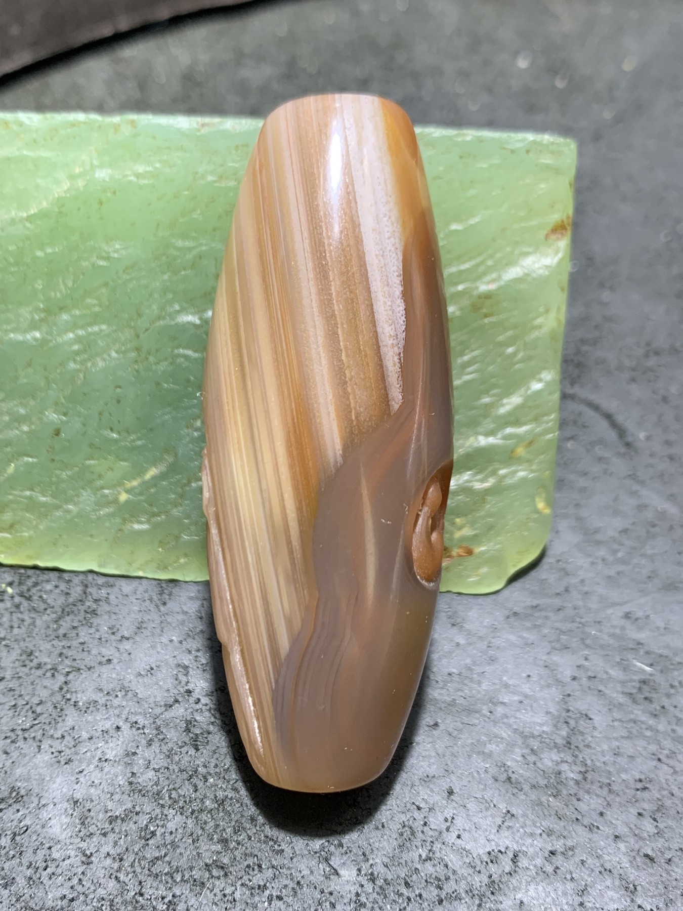 精美亚光高玉化千层纹巴西玛瑙手工俏色巧雕一心向佛，参禅悟道，意境大桶珠一个