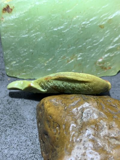 精美戈壁彩玉手工雕刻富贵有余把件（吊坠)一个！寓意：富贵有余， 精美戈壁彩玉手工雕刻富贵有余把件（吊坠)一个！寓意：富贵有余，