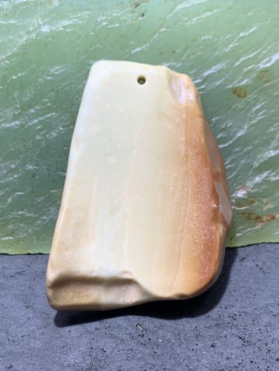 精美戈壁彩玉手工雕刻佛字把件（吊坠)一个！寓意：佛在心中 精美戈壁彩玉手工雕刻佛字把件（吊坠)一个！寓意：佛在心中