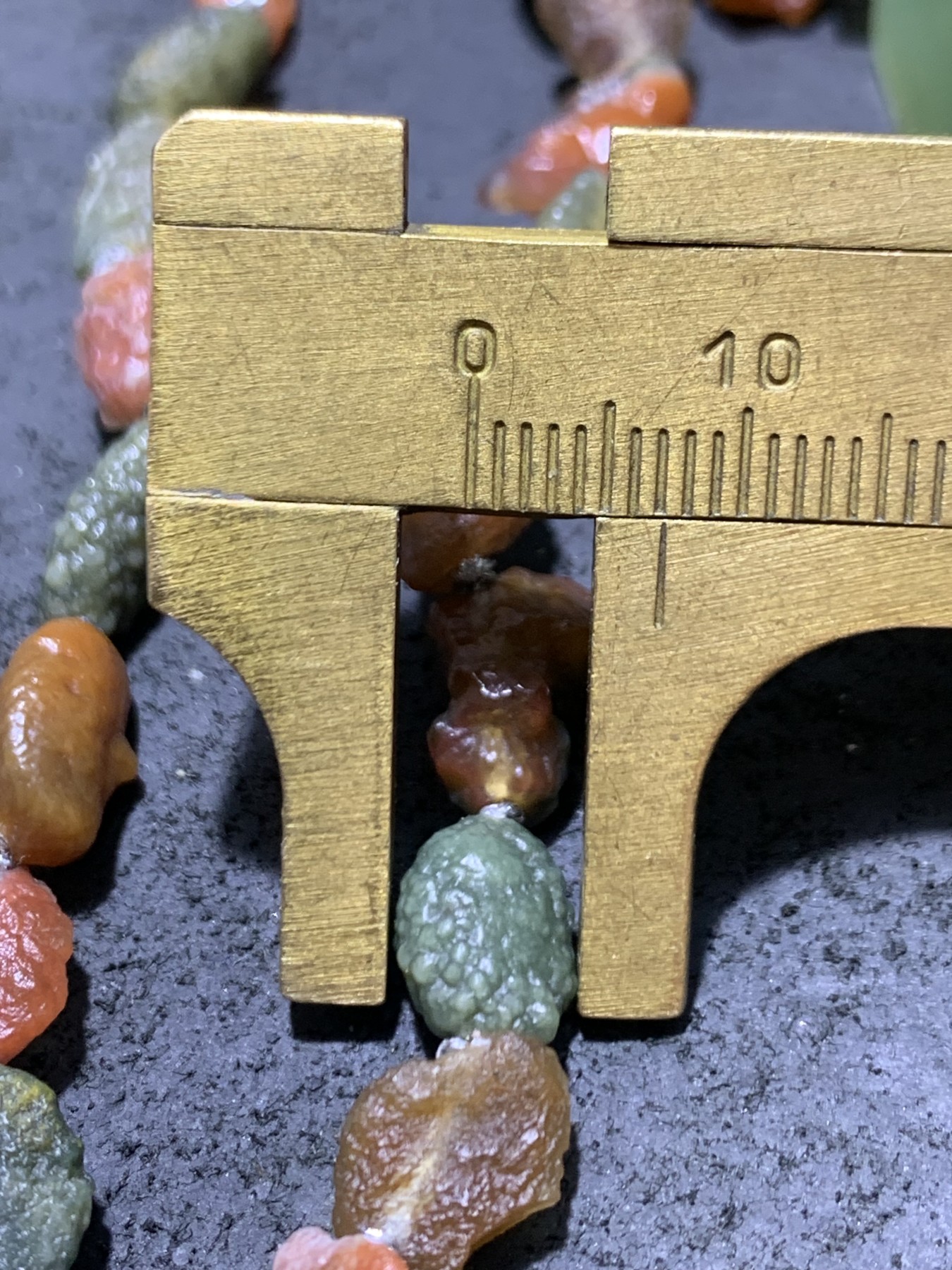 精美新疆黑山筋脉石玛瑙原石108项链一条，