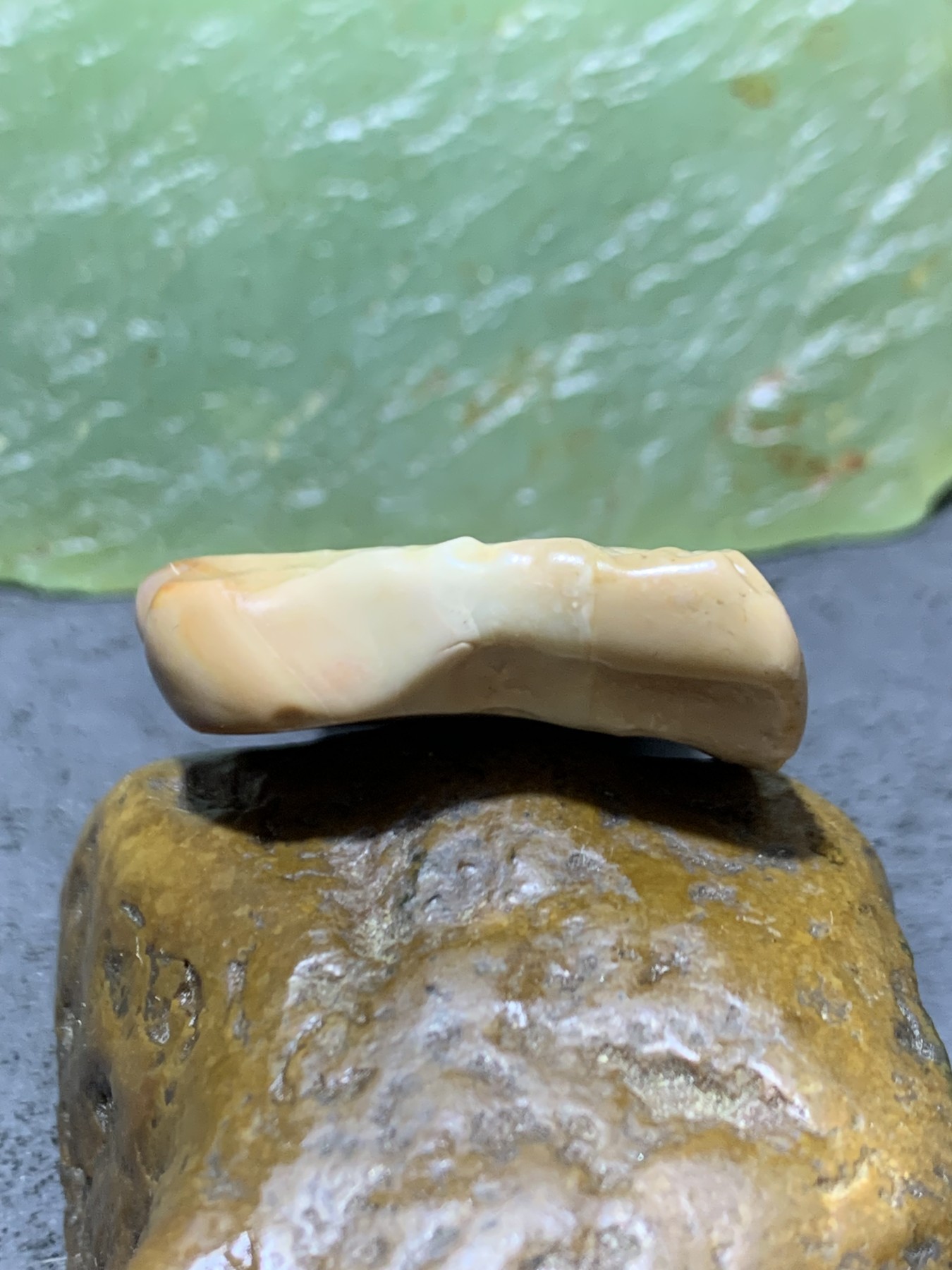 精美戈壁彩玉手工雕刻佛字把件（吊坠)一个！寓意：佛在心中