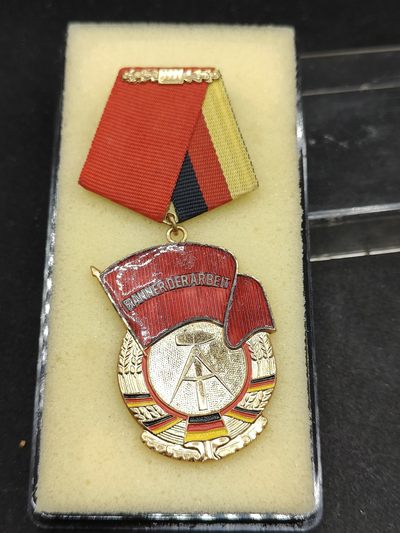 全场0元起拍 第92期 咸鱼国勋章拍卖专场 9月20日（周三）下午6：00开始 - 东德三级劳动旗帜勋章